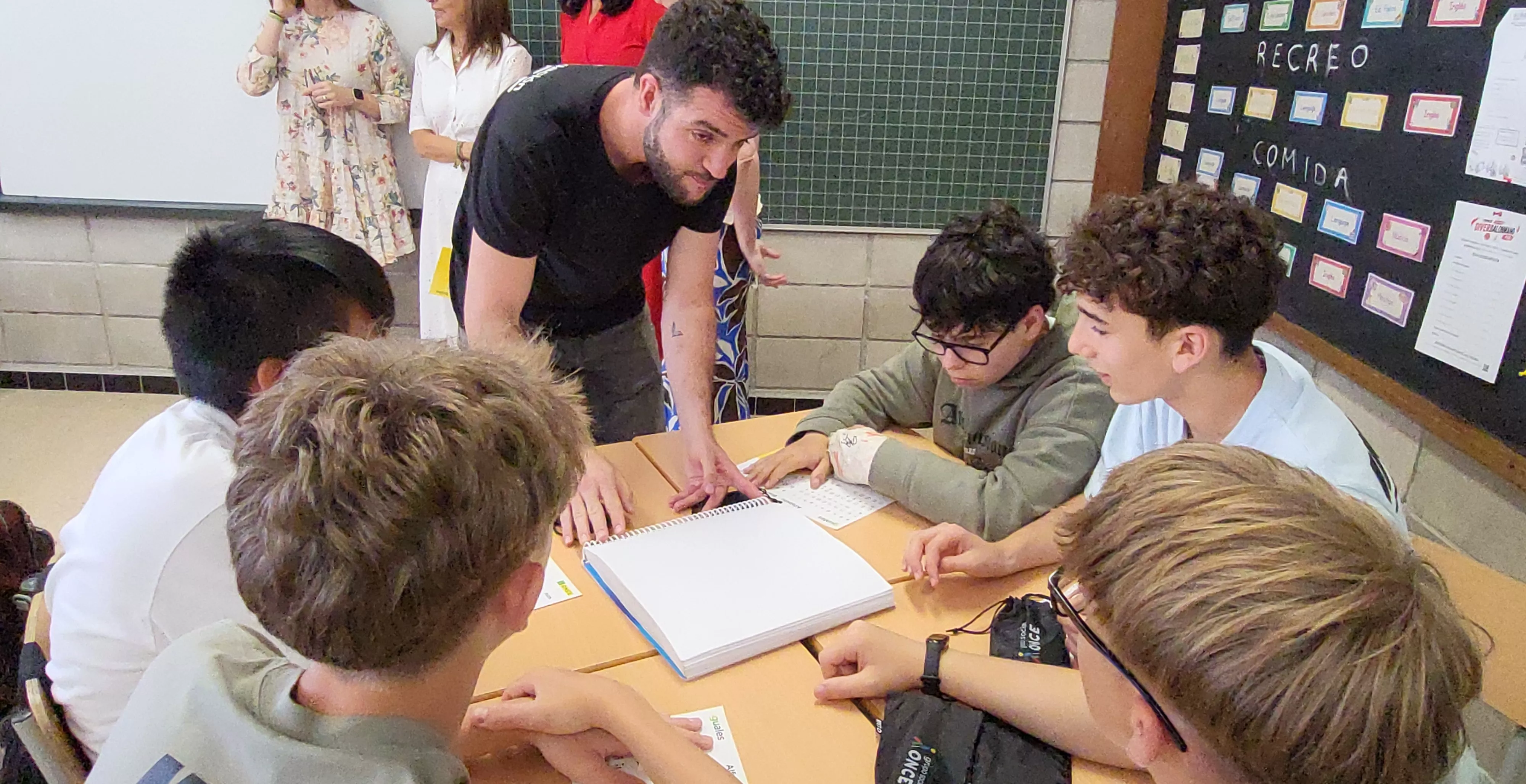 Actividad dedicada al conocimiento del braille en el colegio Santa Rosa. Foto Mercedes Manterola