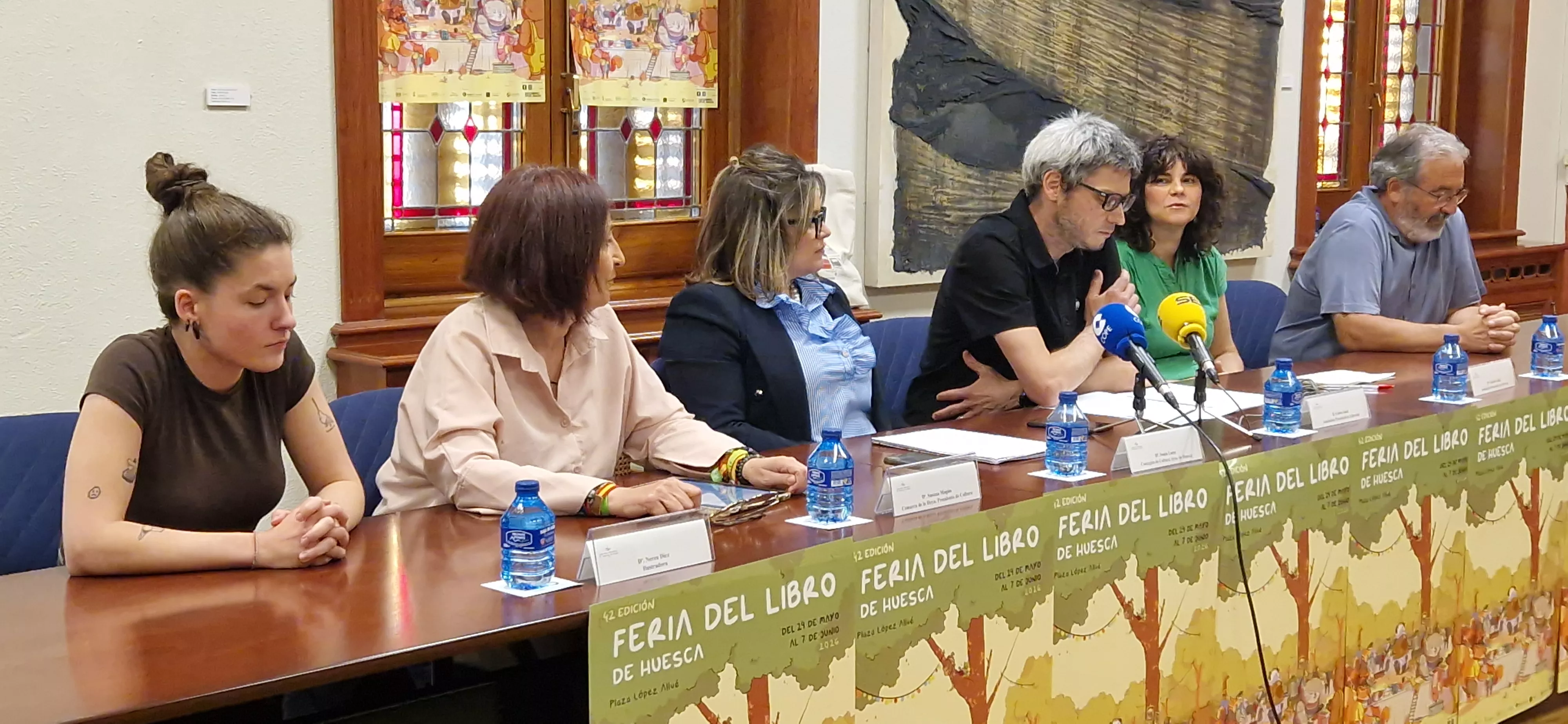 Nerea, Susana Magán, Sonia Latre, Carlos Izuel, Goreti Lafita y José Luis Acín, presentando la 42 Feria del Libro. Foto Myriam Martínez