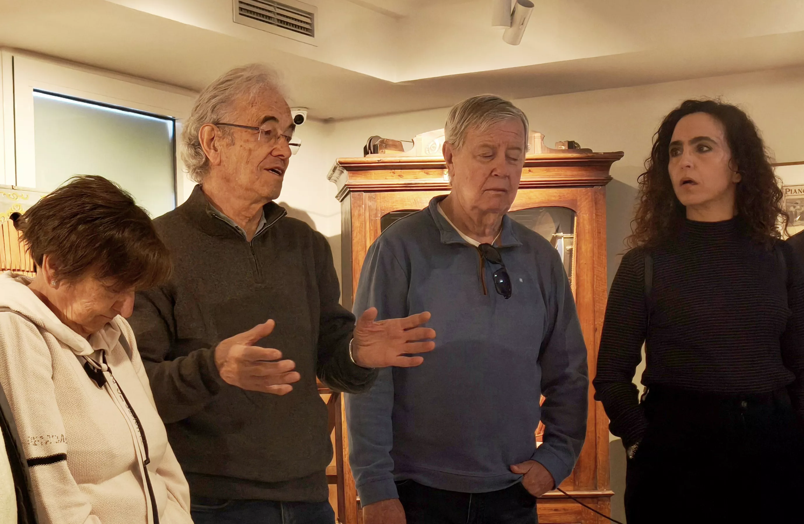 José Luis Mur explica a los asistentes algunos detalles del Museo. Foto María José Sampietro