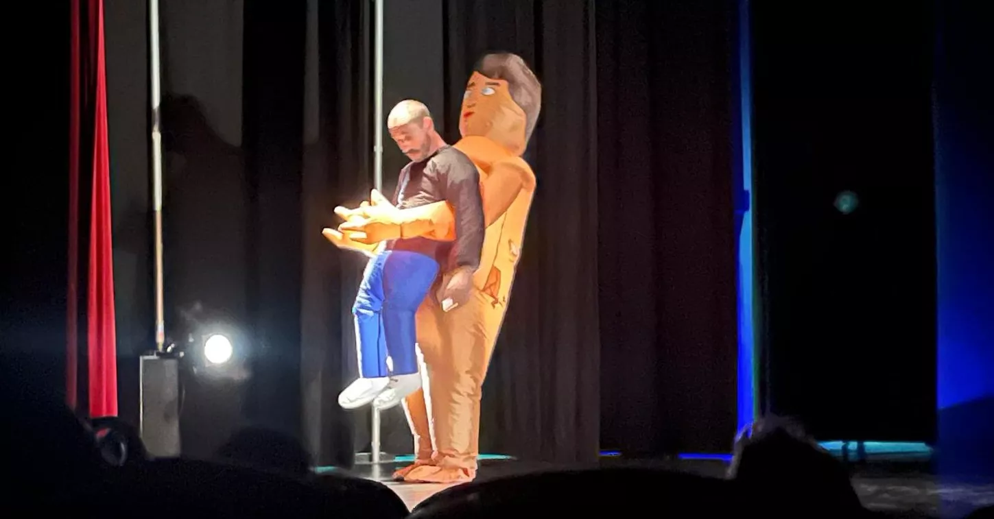 Cielo Raso con la obra de danza contemporánea Née en el Centro Cultural Manuel Benito.