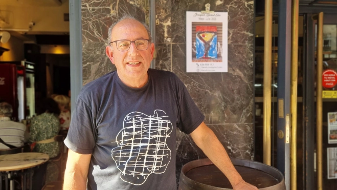 Joaquín Liberal, junto al cartel de su exposición. Foto Myriam Martínez