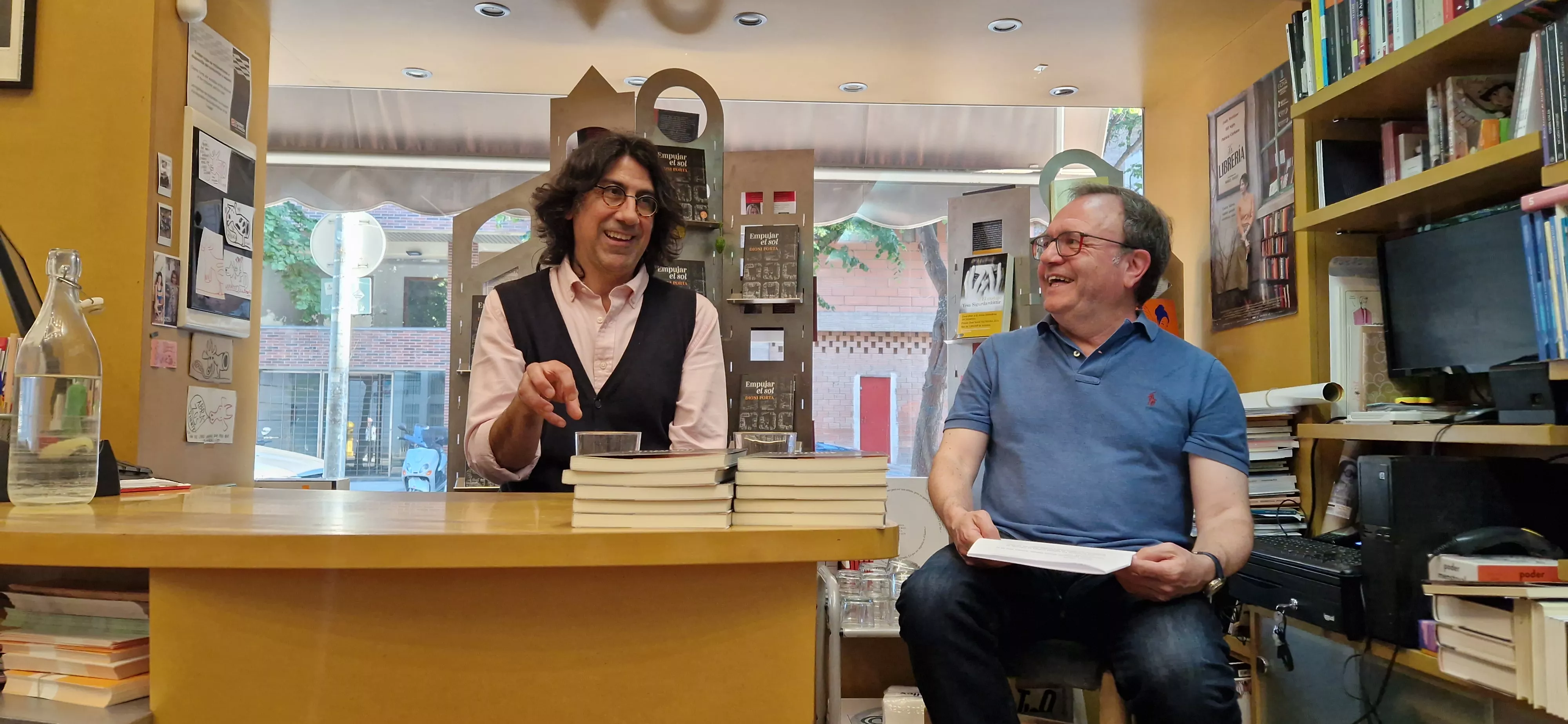 Dioni Porta y José Domingo Dueñas, en la librería Anónima. Foto Myriam Martínez