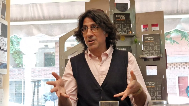 Dioni Porta presentó su primera novela, Empujar el Sol, en la librería Anónima de Huesca. Foto Myriam Martínez Dioni Porta presentó su primera novela, Empujar el Sol, en la librería Anónima de Huesca. Foto Myriam Martínez