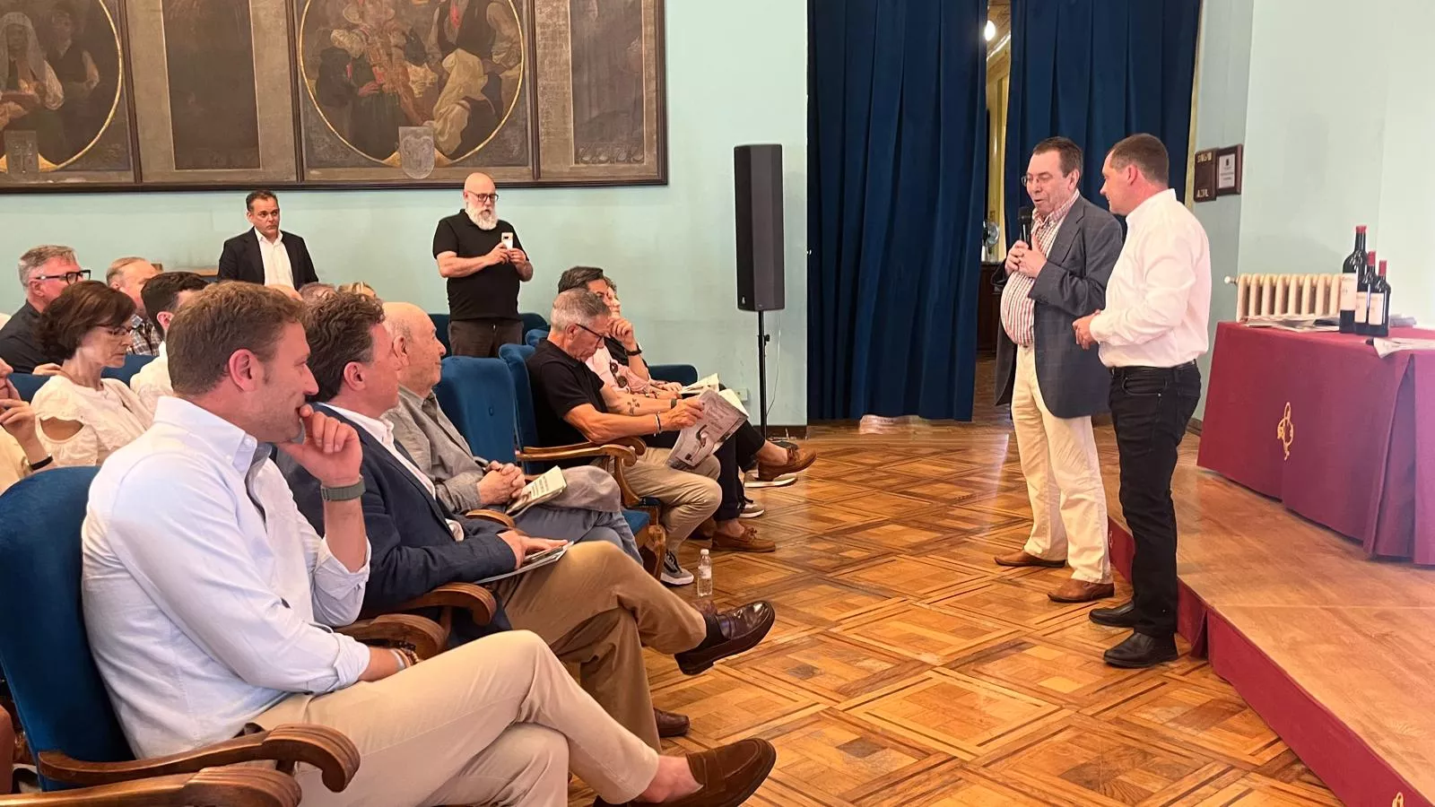 Presentación de 'Platos con Historia' de Bodega Pirineos en el Casino de Huesca. Foto Mercedes Manterola