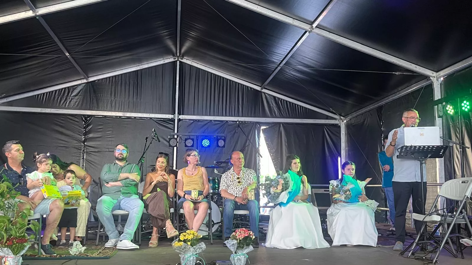 Presentación de mairalesas en las fiestas del barrio de María Auxiliadora. Foto Mercedes Manterola