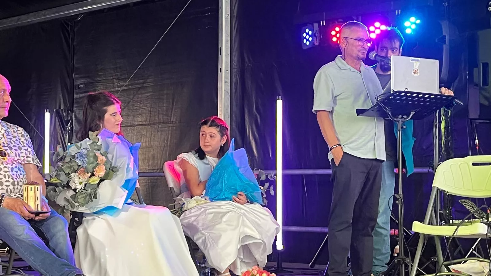 Presentación de mairalesas en las fiestas del barrio de María Auxiliadora. Foto Mercedes Manterola