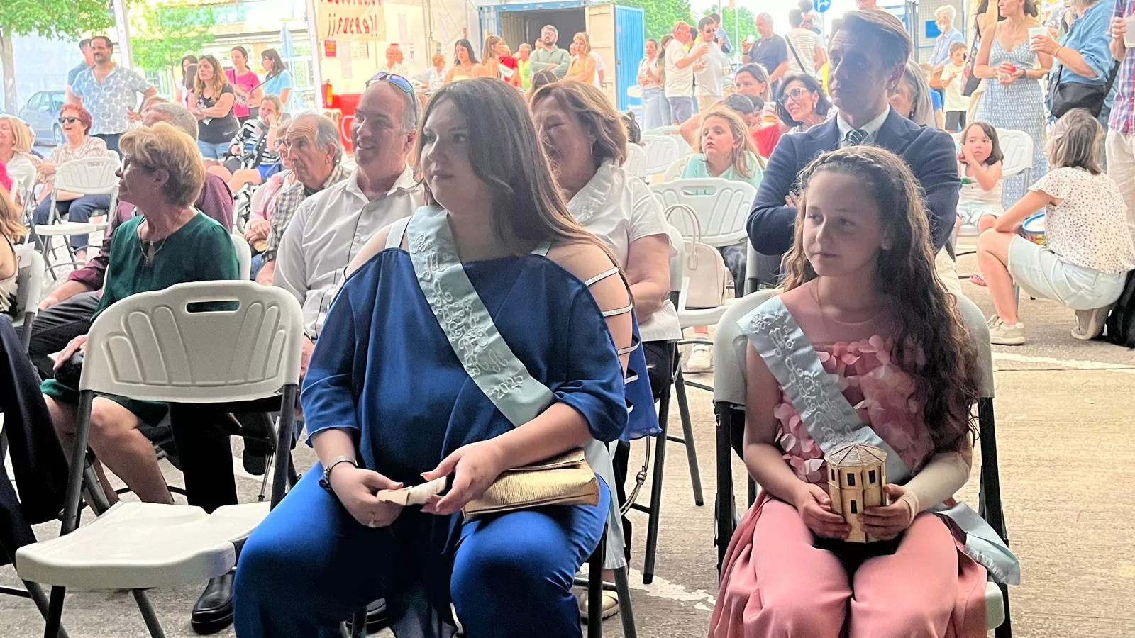 Presentación de mairalesas en las fiestas del barrio de María Auxiliadora. Foto Mercedes Manterola