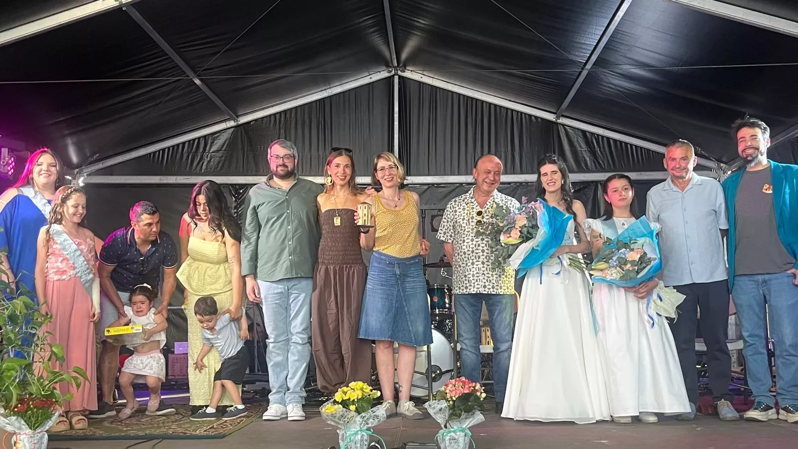 Presentación de mairalesas en las fiestas del barrio de María Auxiliadora. Foto Mercedes Manterola