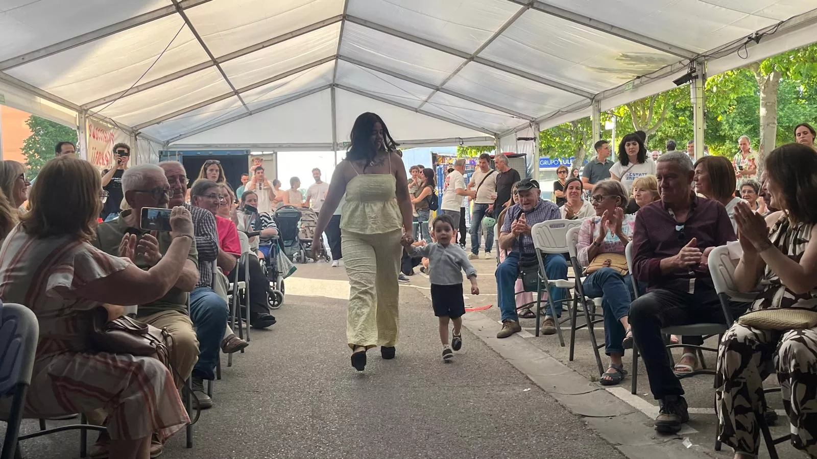 Presentación de mairalesas en las fiestas del barrio de María Auxiliadora. Foto Mercedes Manterola