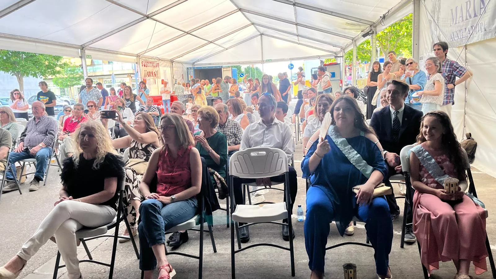 Presentación de mairalesas en las fiestas del barrio de María Auxiliadora. Foto Mercedes Manterola