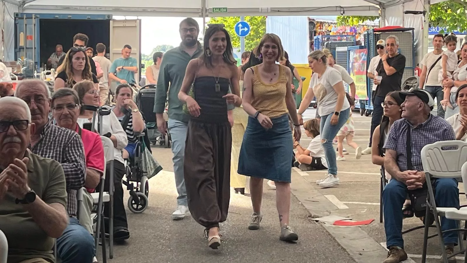 Presentación de mairalesas en las fiestas del barrio de María Auxiliadora. Foto Mercedes Manterola