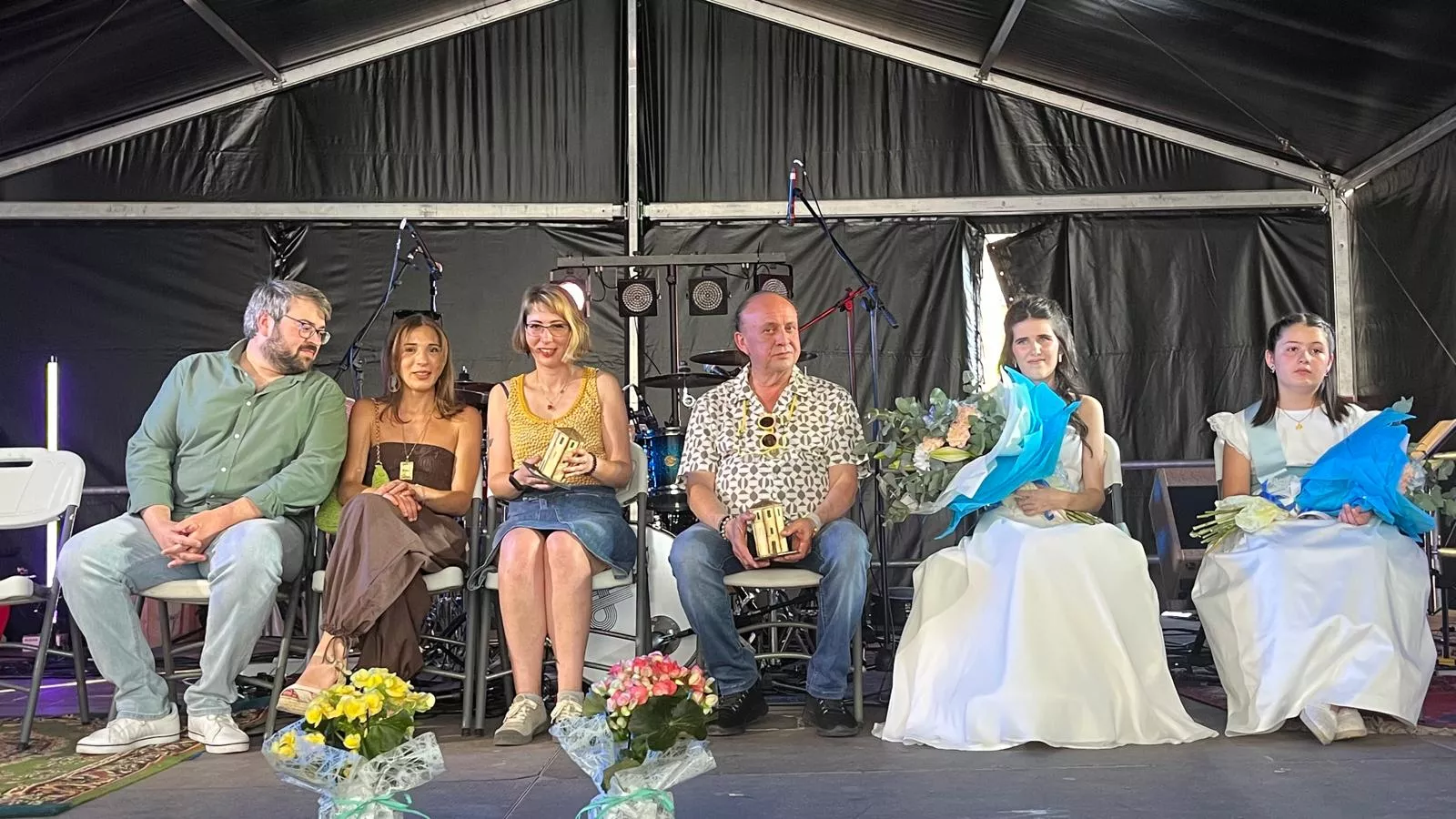Presentación de mairalesas en las fiestas del barrio de María Auxiliadora. Foto Mercedes Manterola