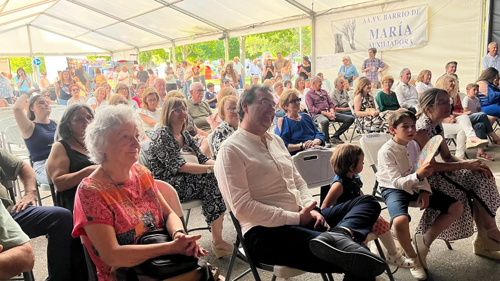 Presentación de mairalesas en las fiestas del barrio de María Auxiliadora. Foto Mercedes Manterola