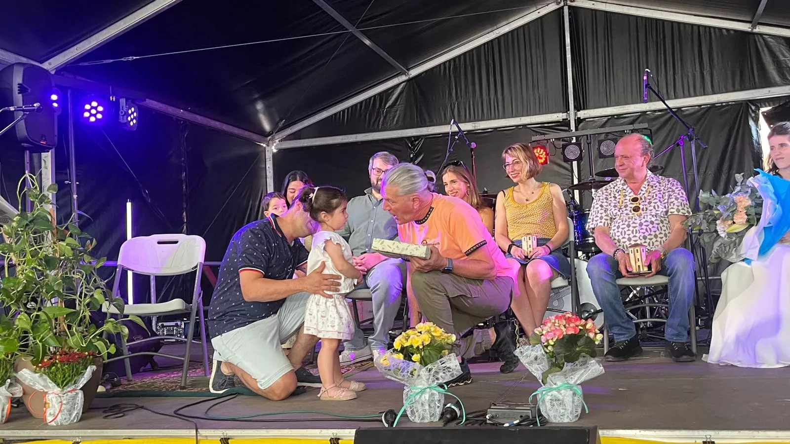 Presentación de mairalesas en las fiestas del barrio de María Auxiliadora. Foto Mercedes Manterola