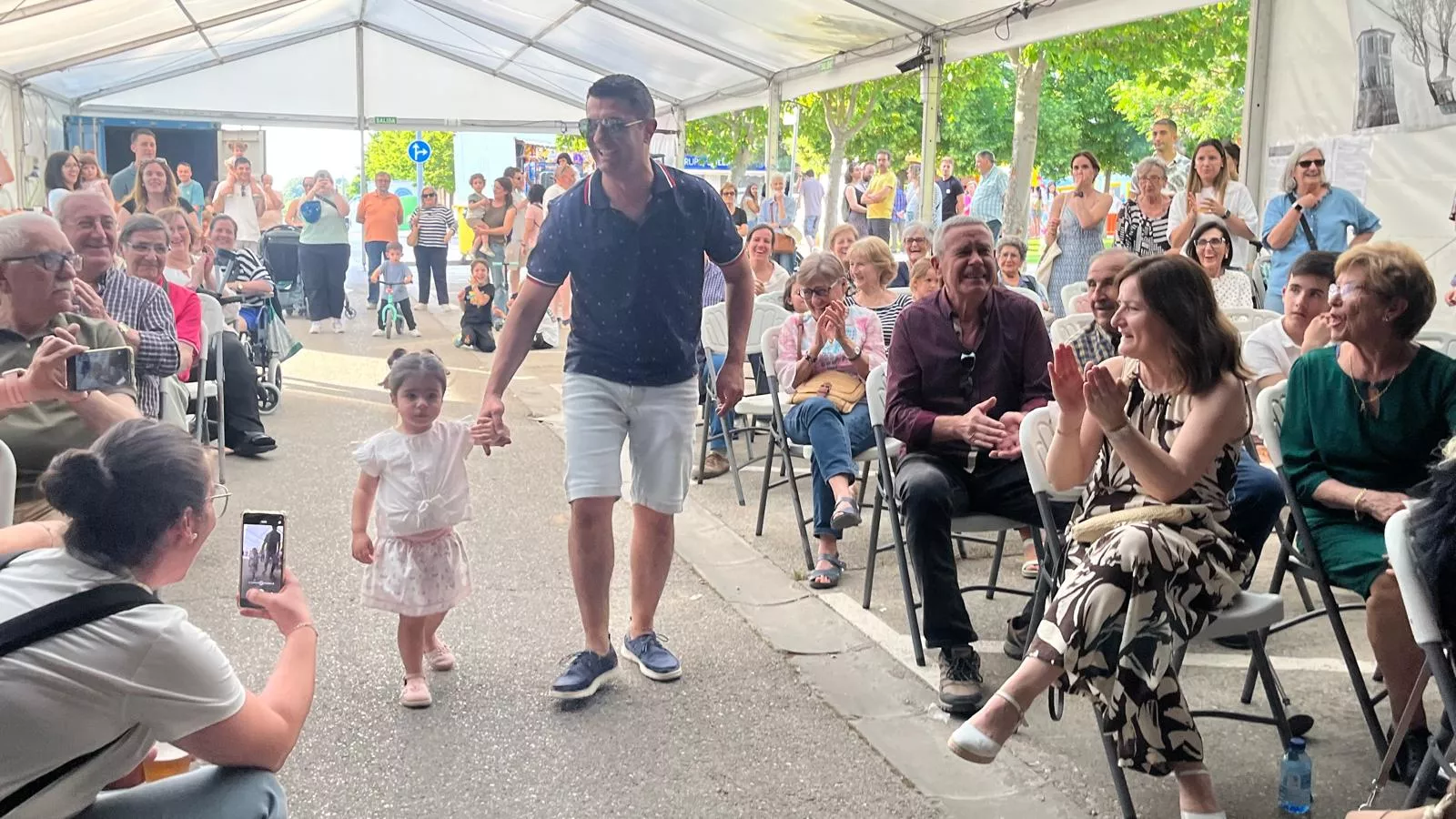 Presentación de mairalesas en las fiestas del barrio de María Auxiliadora. Foto Mercedes Manterola