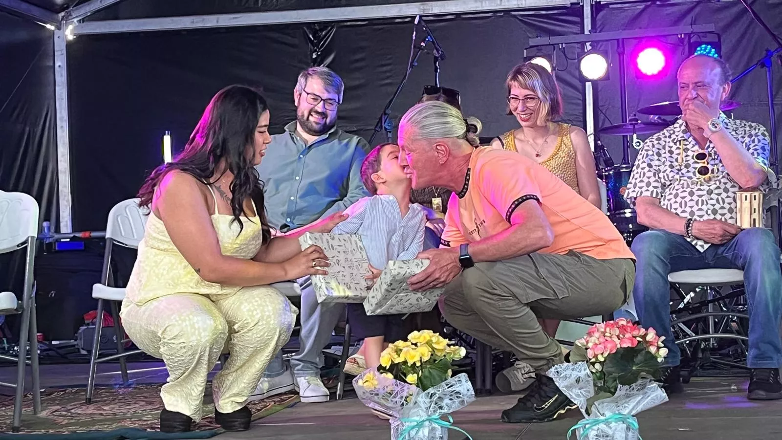 Presentación de mairalesas en las fiestas del barrio de María Auxiliadora. Foto Mercedes Manterola
