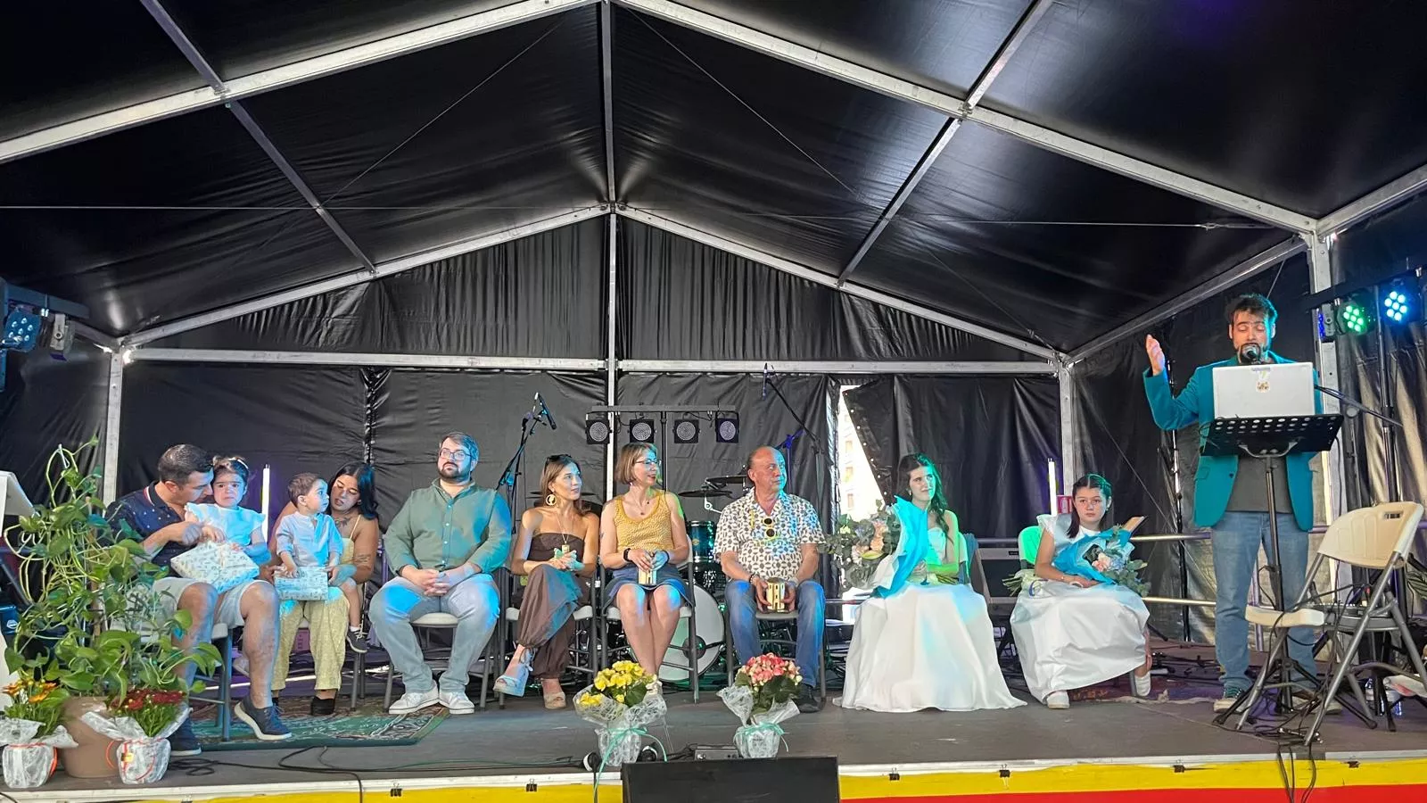 Presentación de mairalesas en las fiestas del barrio de María Auxiliadora. Foto Mercedes Manterola