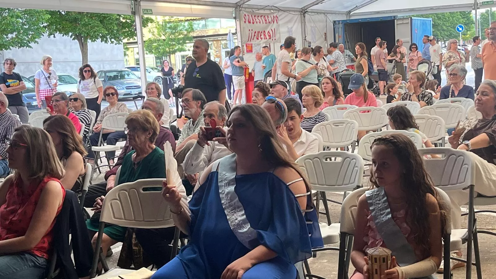 Presentación de mairalesas en las fiestas del barrio de María Auxiliadora. Foto Mercedes Manterola