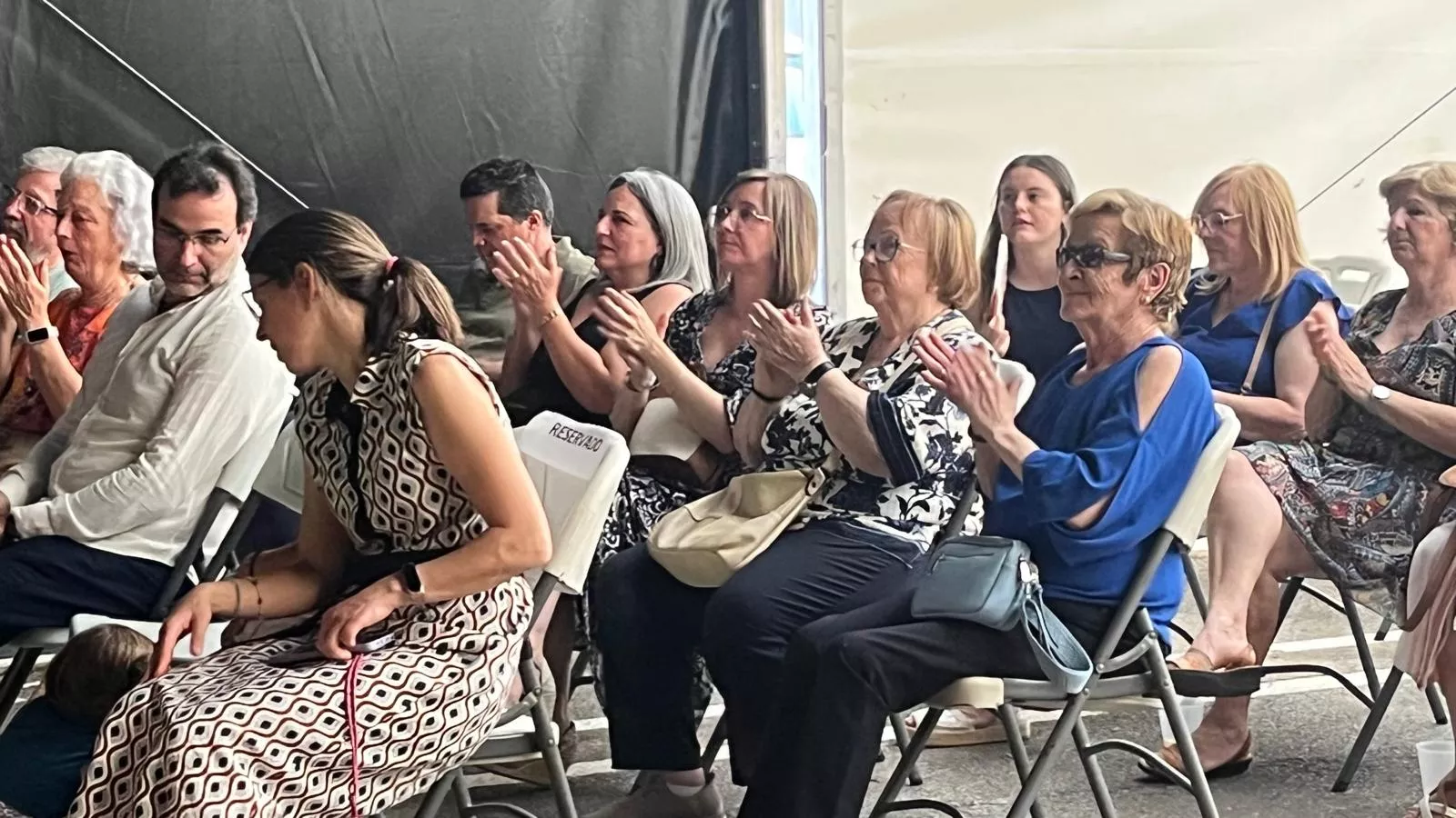 Presentación de mairalesas en las fiestas del barrio de María Auxiliadora. Foto Mercedes Manterola