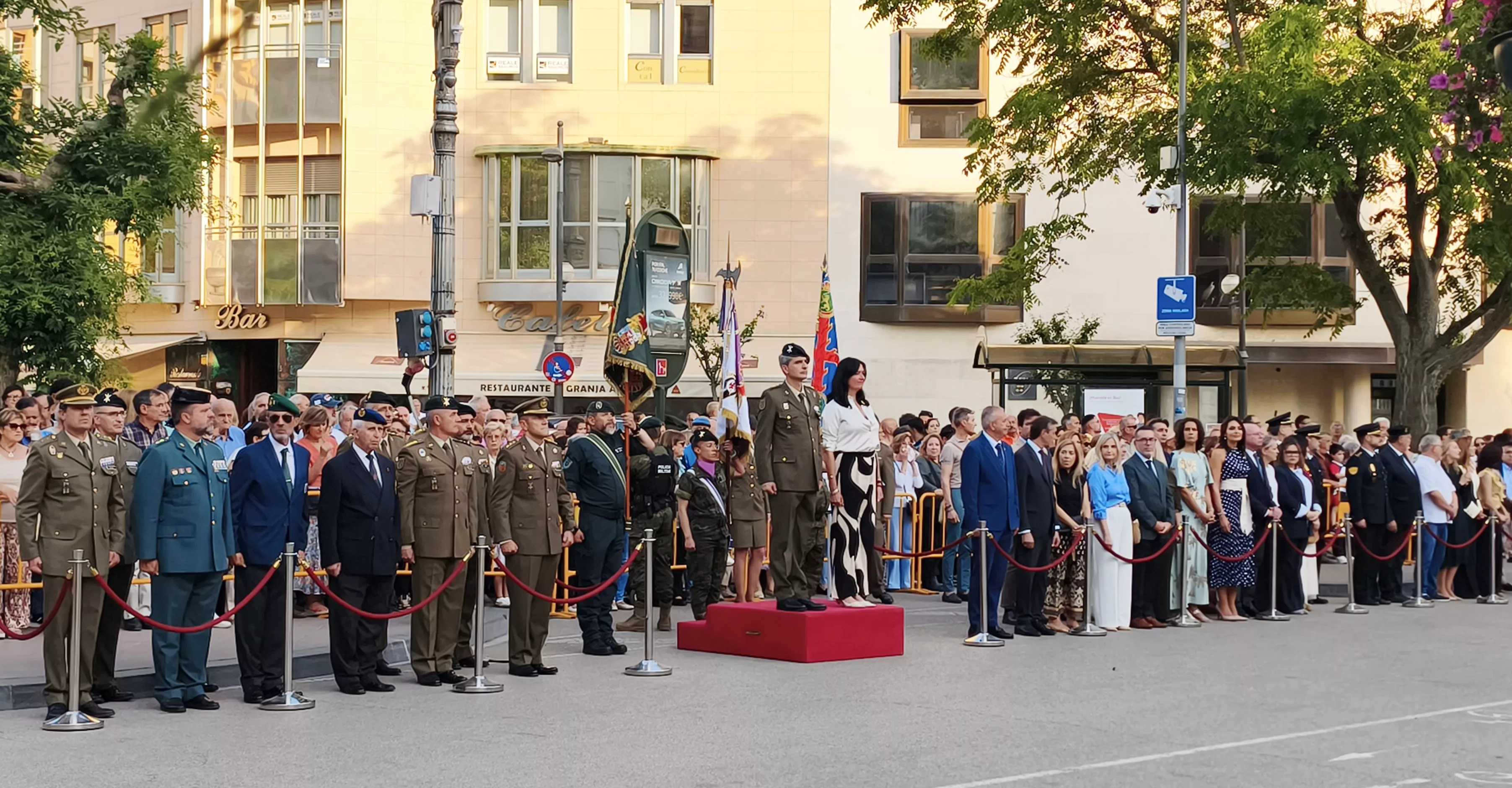 Arriado de Bandera en Huesca en el Día de las Fuerzas Armadas. Foto María José Sampietro