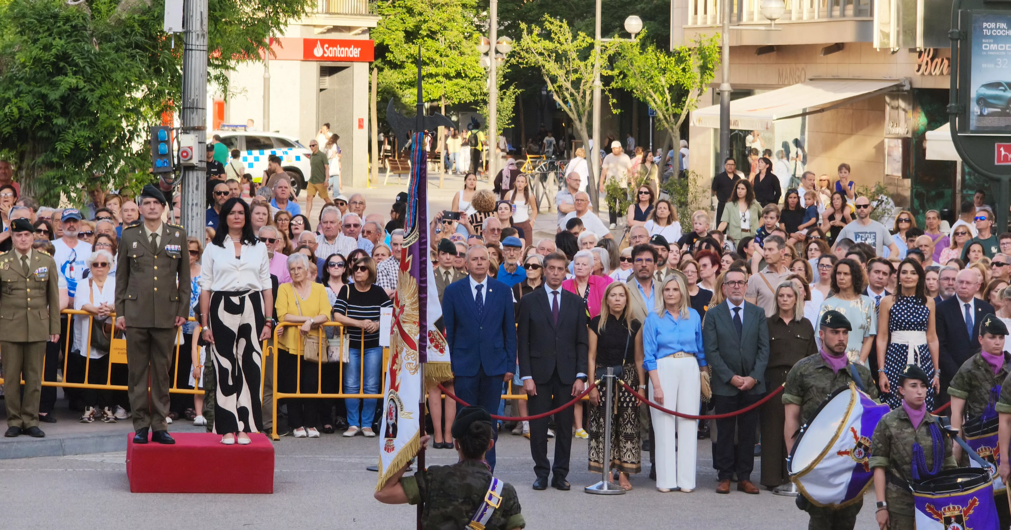 Arriado de Bandera en Huesca en el Día de las Fuerzas Armadas. Foto María José Sampietro
