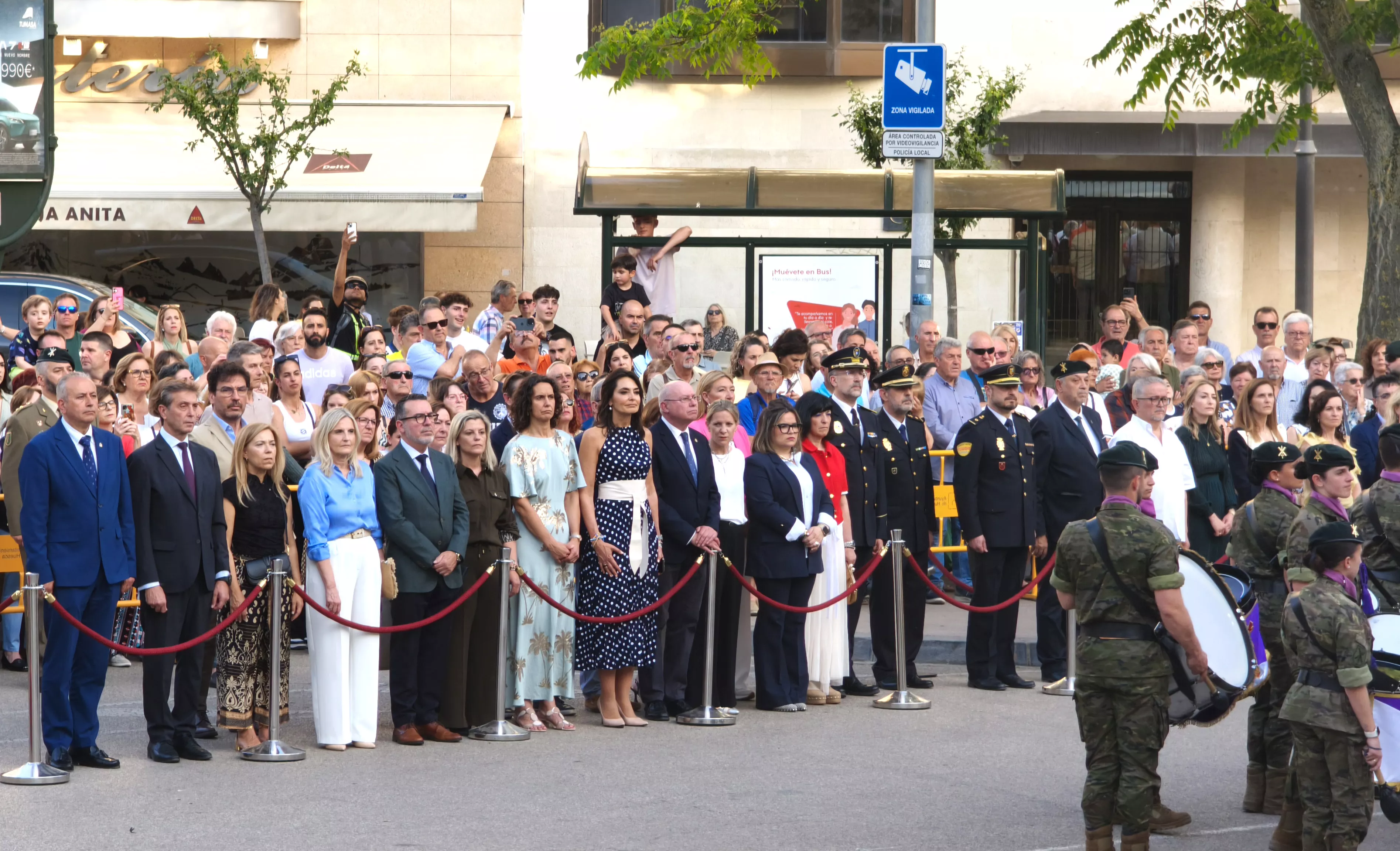 Arriado de Bandera en Huesca en el Día de las Fuerzas Armadas. Foto María José Sampietro