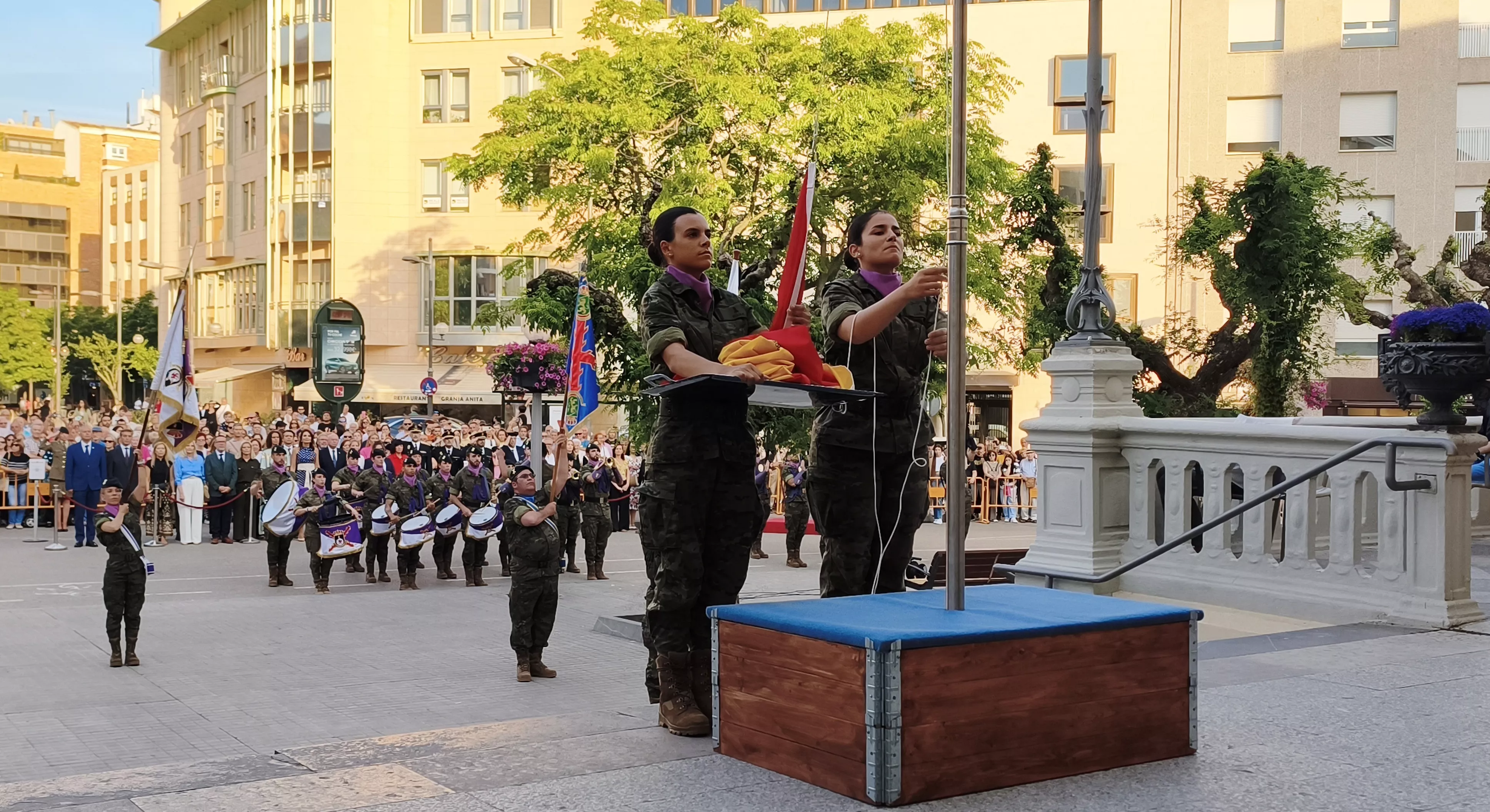 Arriado de Bandera en Huesca en el Día de las Fuerzas Armadas. Foto María José Sampietro