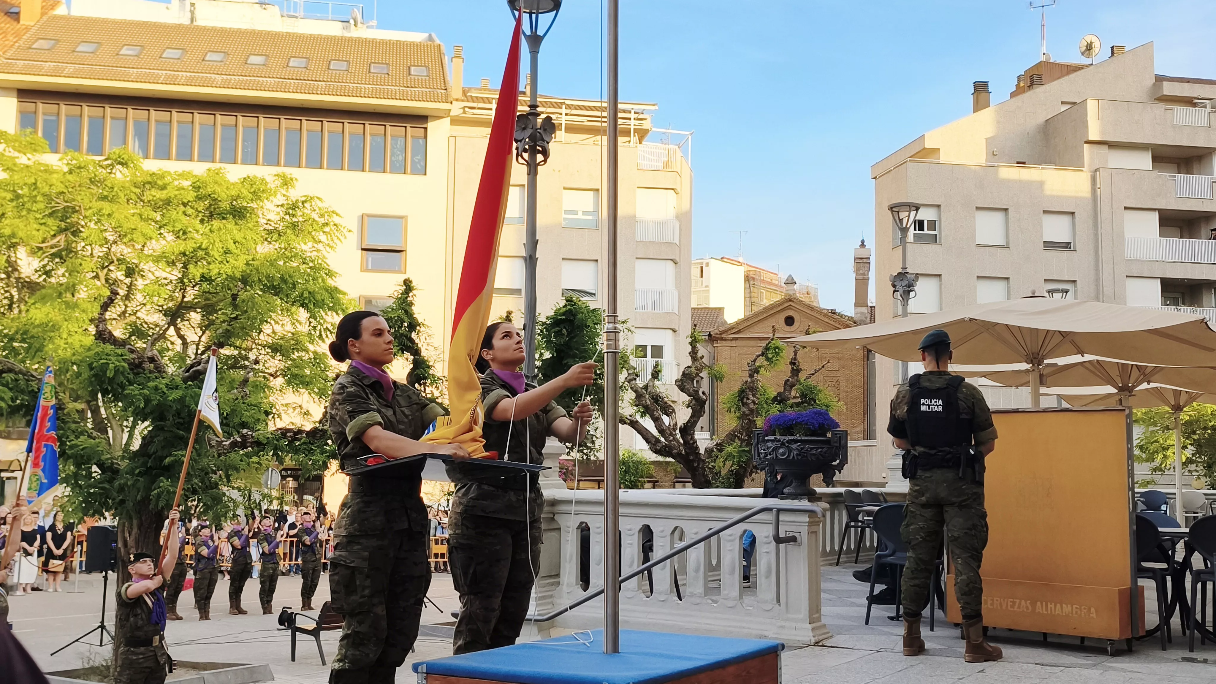 Arriado de Bandera en Huesca en el Día de las Fuerzas Armadas. Foto María José Sampietro