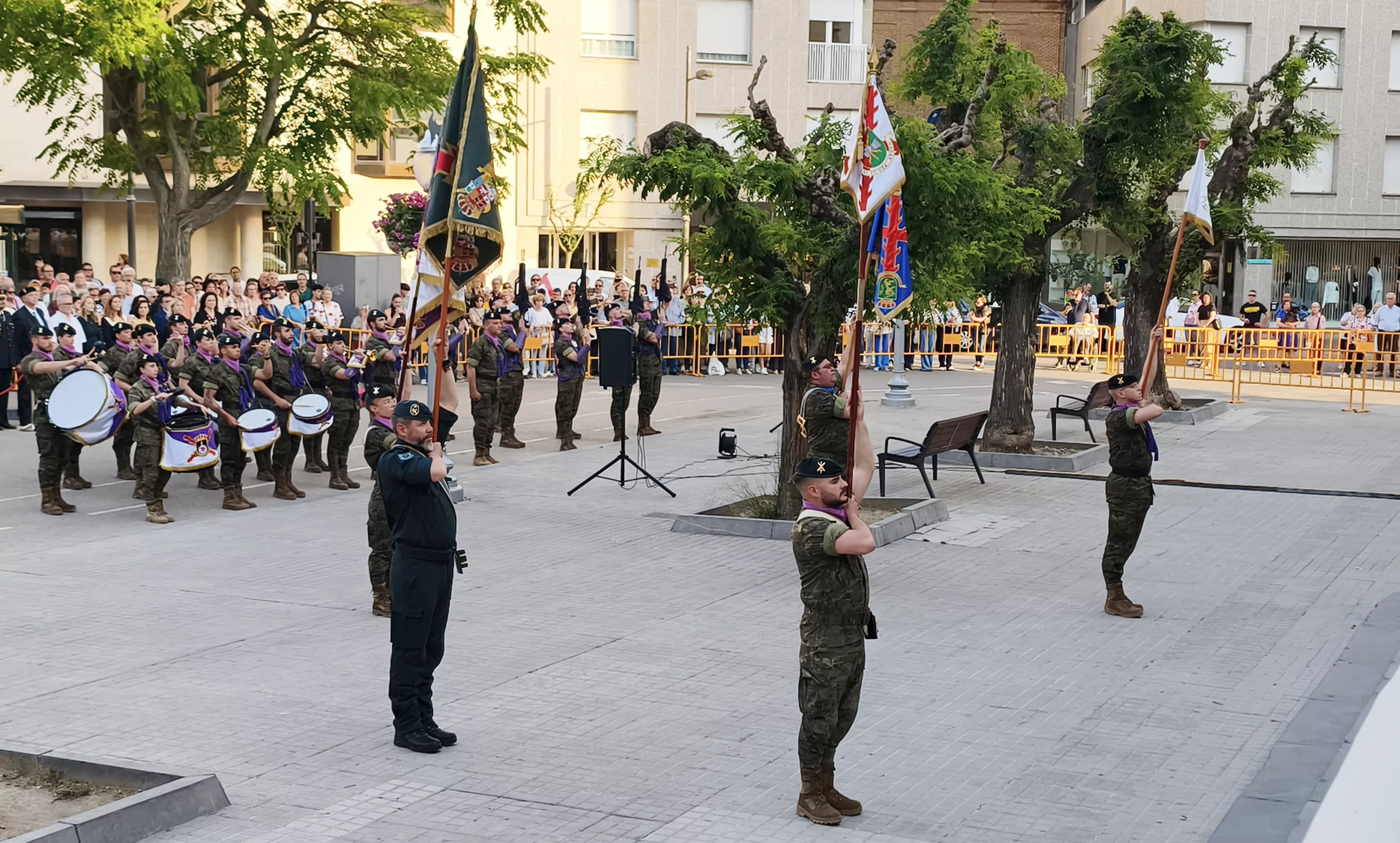 Arriado de Bandera en Huesca en el Día de las Fuerzas Armadas. Foto María José Sampietro