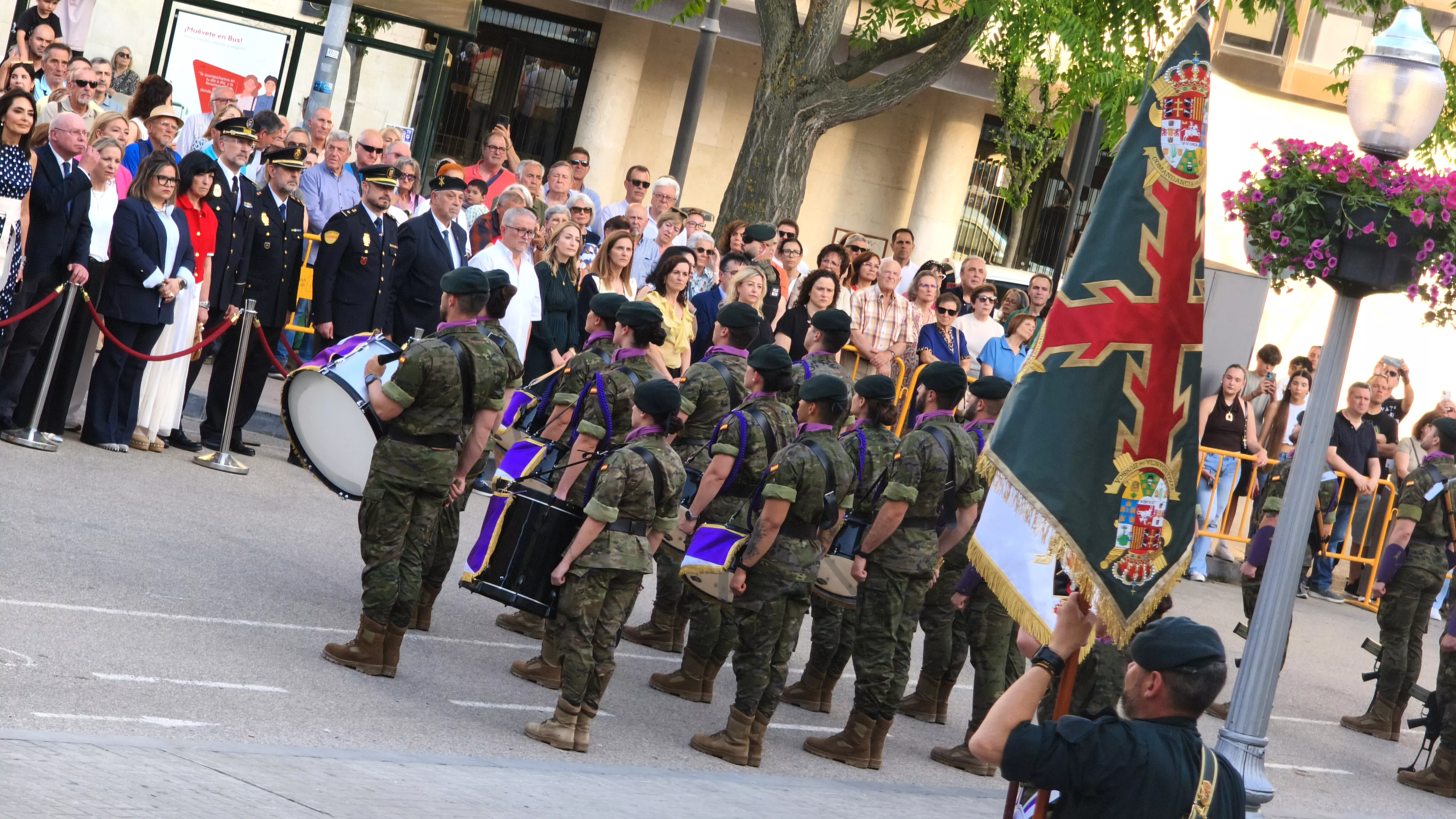 Arriado de Bandera en Huesca en el Día de las Fuerzas Armadas. Foto María José Sampietro