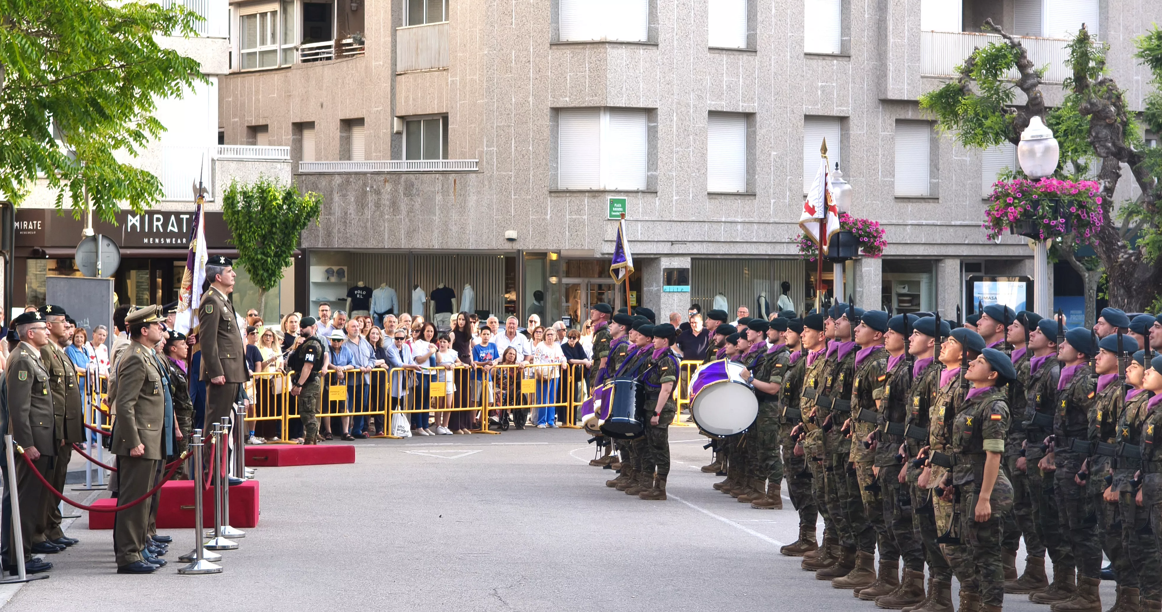 Arriado de Bandera en Huesca en el Día de las Fuerzas Armadas. Foto María José Sampietro