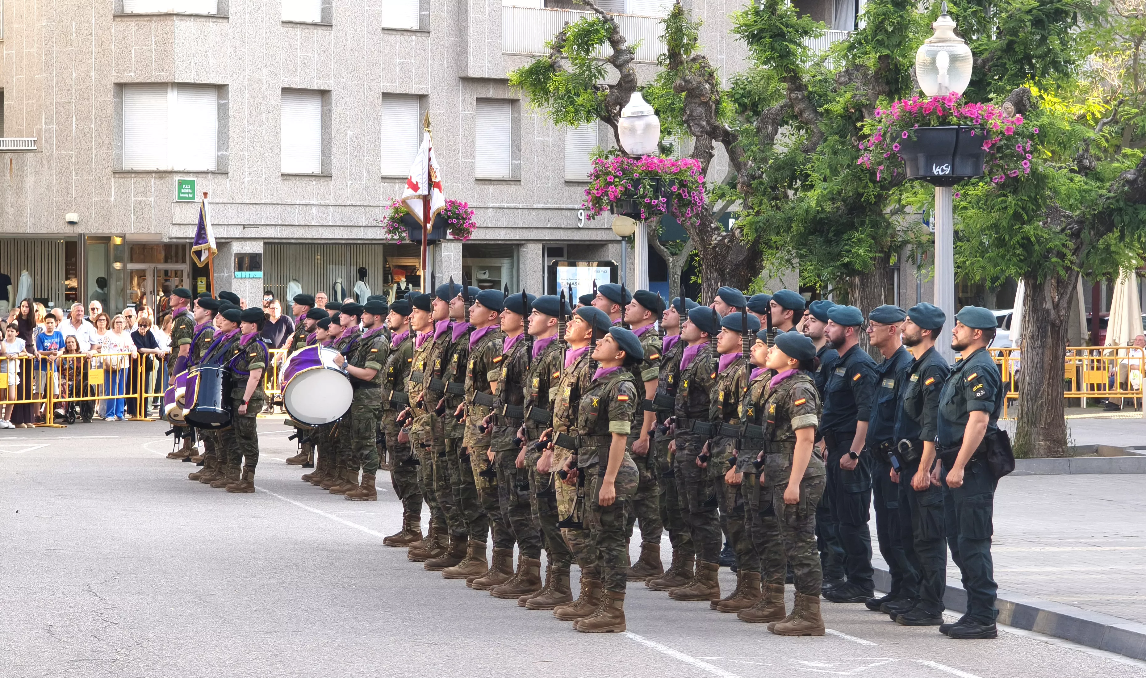 Arriado de Bandera en Huesca en el Día de las Fuerzas Armadas. Foto María José Sampietro