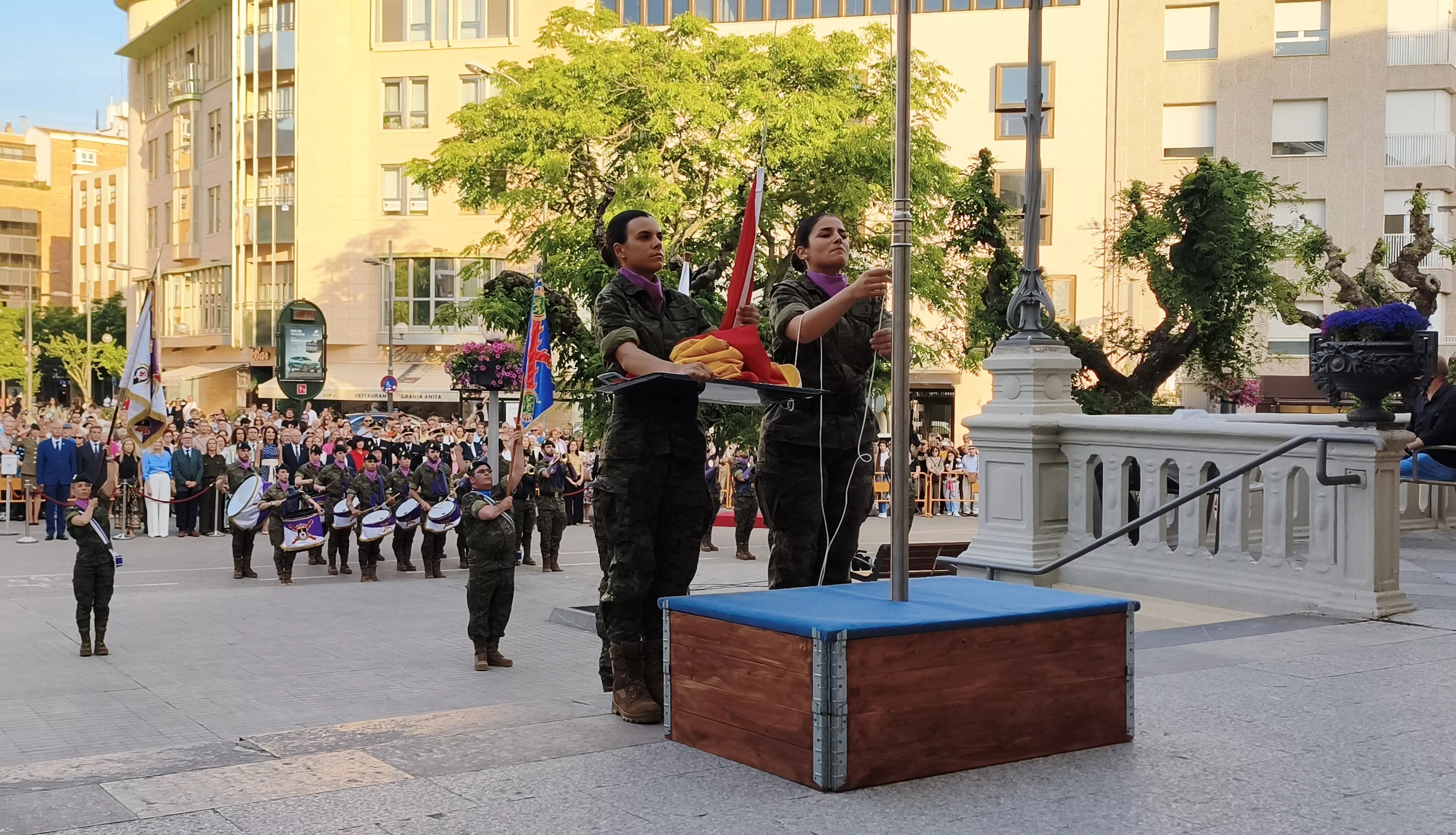 Arriado de Bandera en Huesca en el Día de las Fuerzas Armadas. Foto María José Sampietro