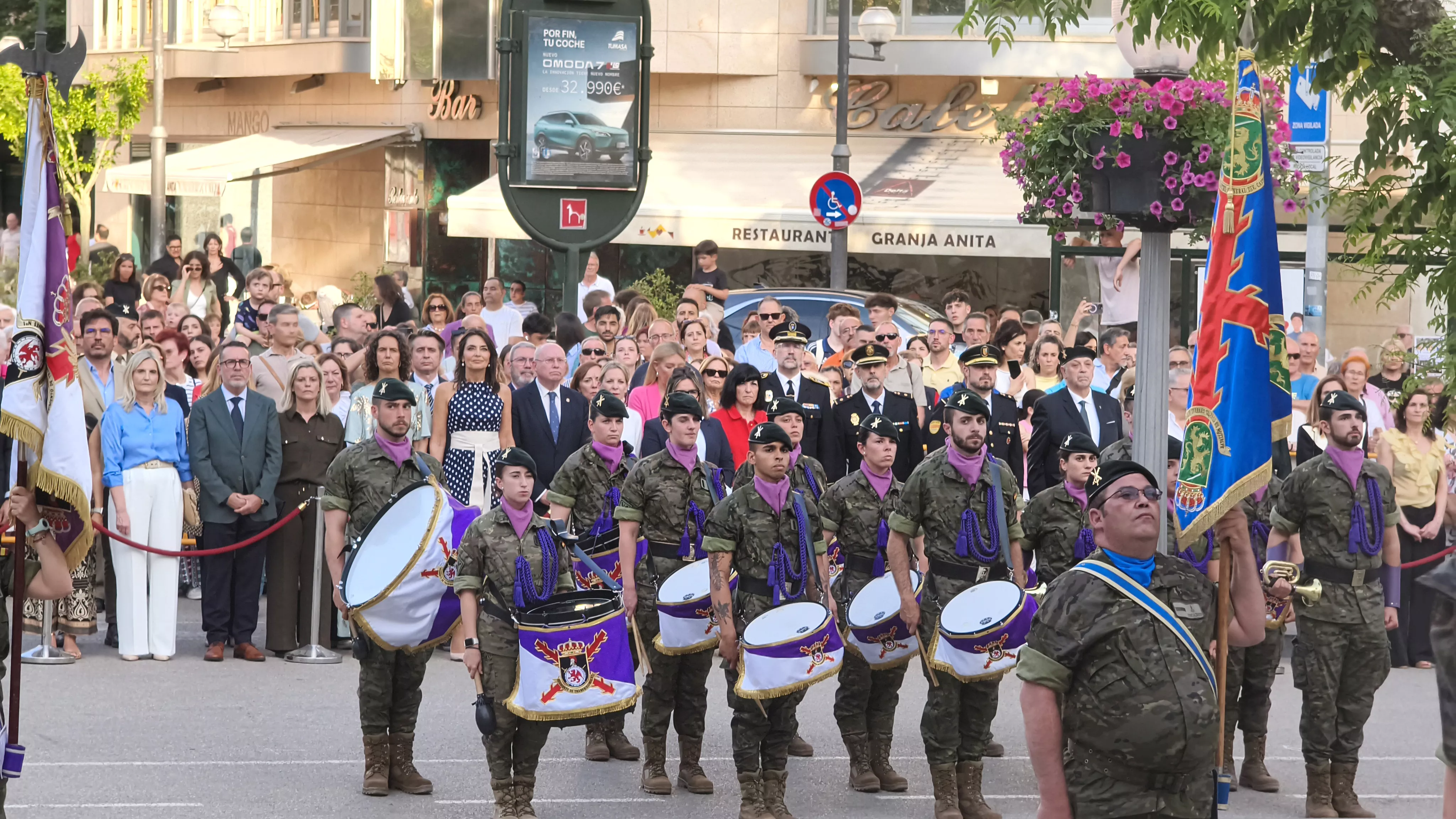 Arriado de Bandera en Huesca en el Día de las Fuerzas Armadas. Foto María José Sampietro