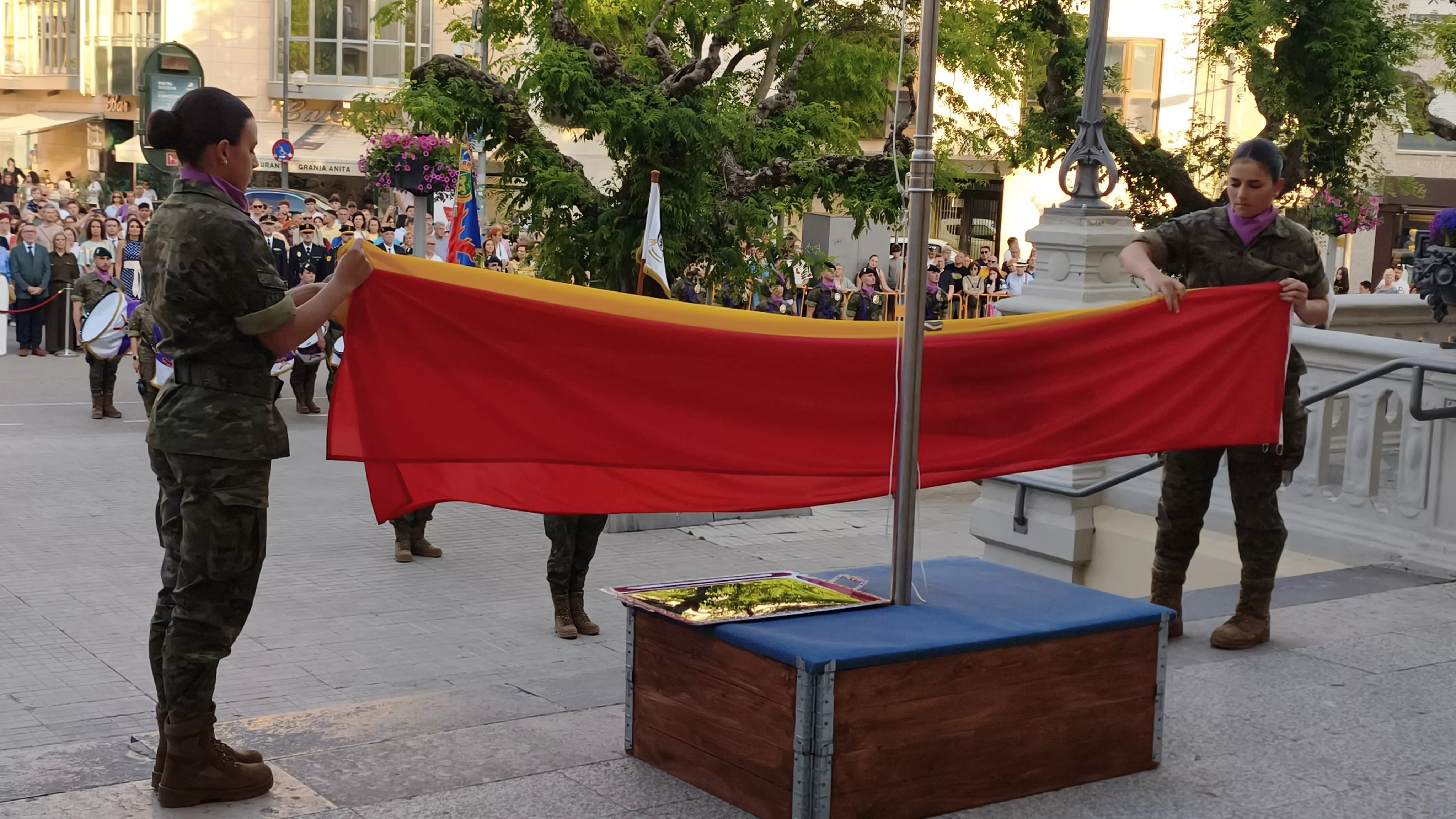 Arriado de Bandera en Huesca en el Día de las Fuerzas Armadas. Foto María José Sampietro