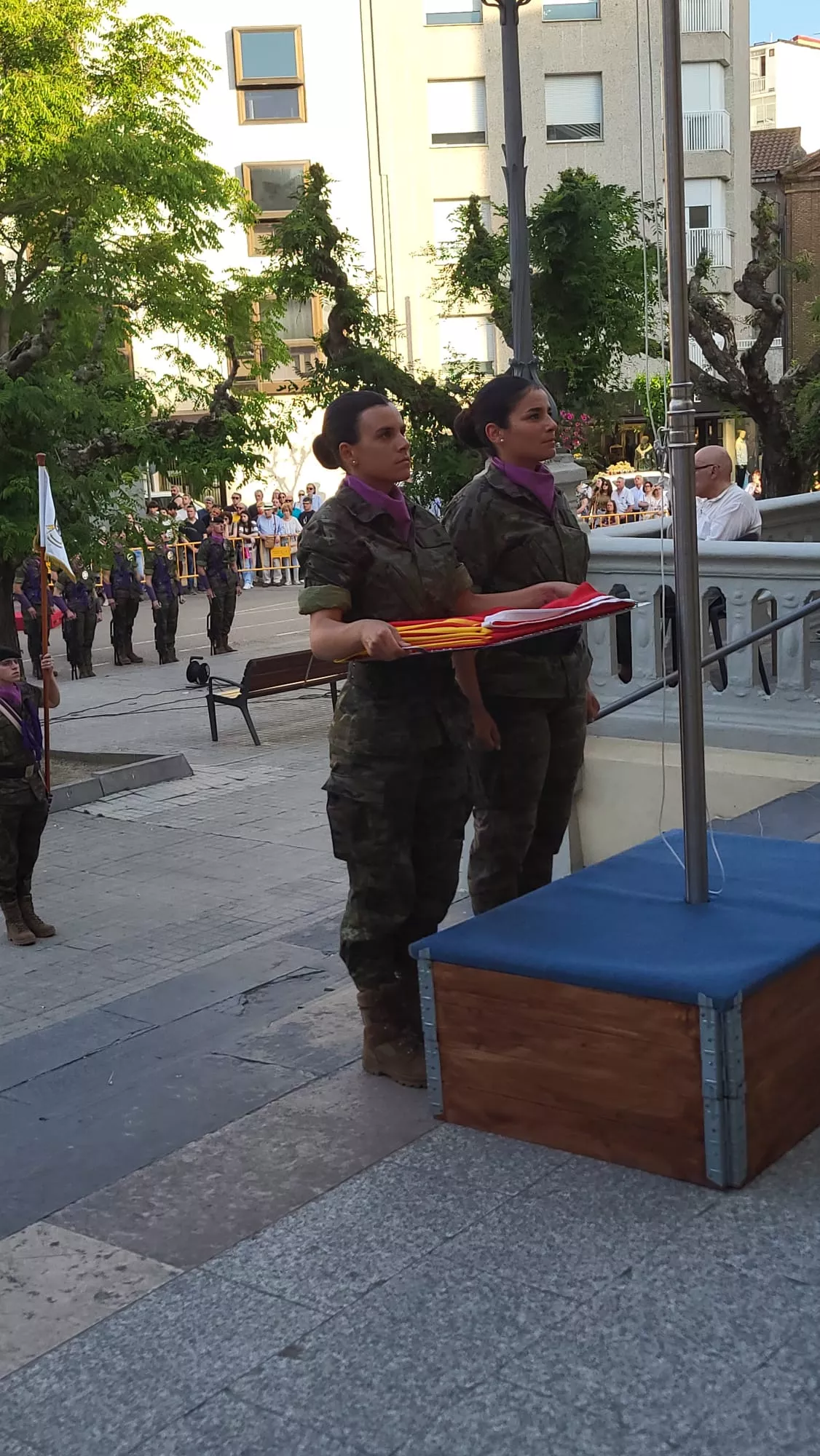 Emocionante arriado de bandera en la Plaza de Navarra de Huesca