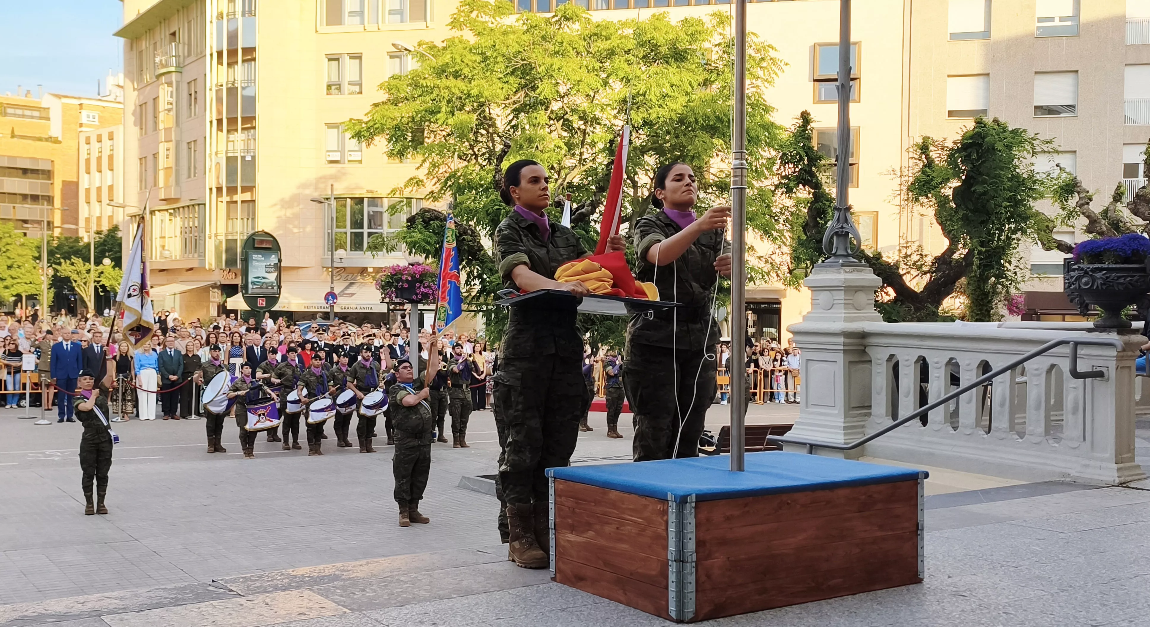 Arriado de Bandera en el Día de las Fuerzas Armadas