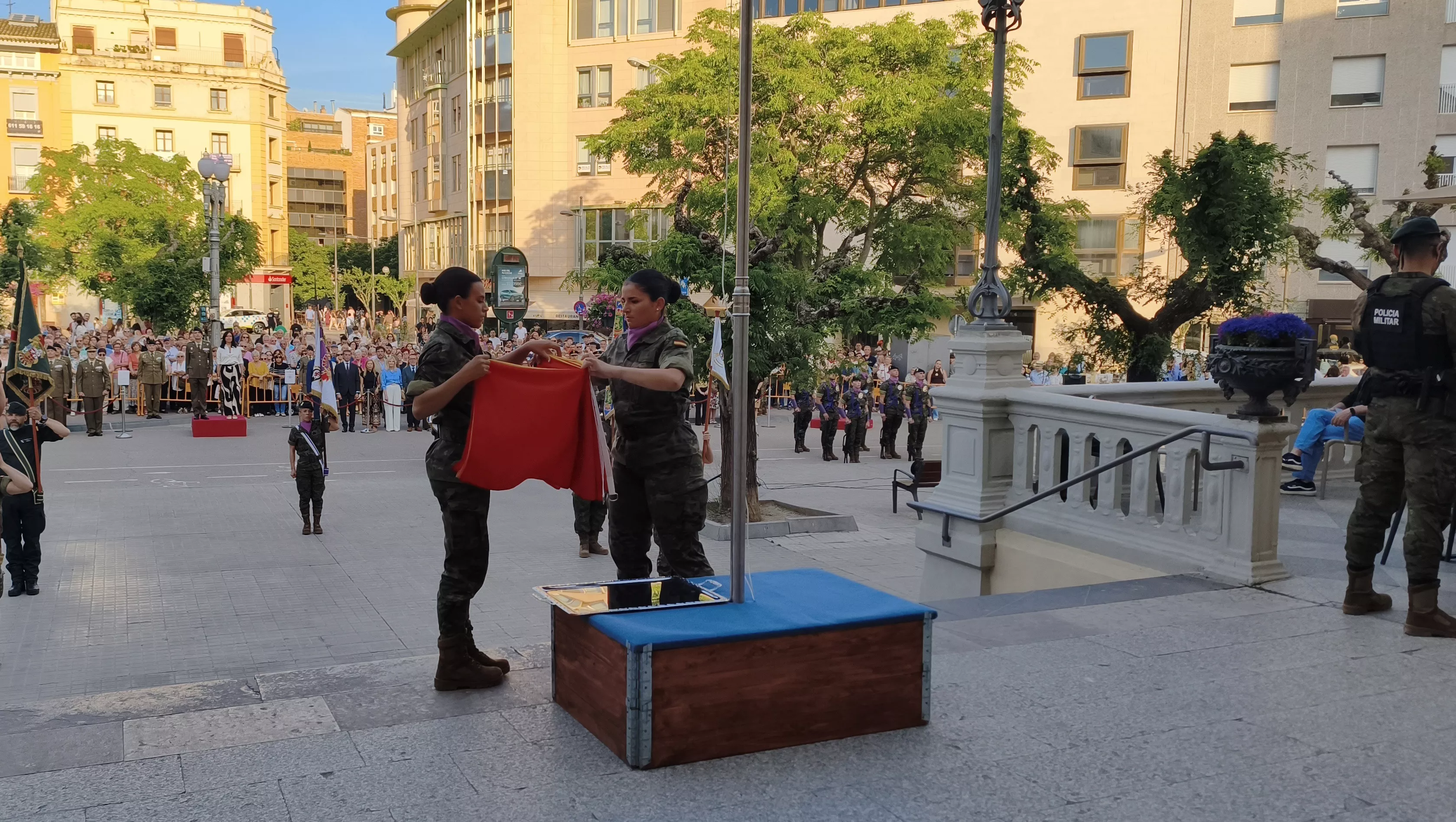 Arriado de Bandera en Huesca en el Día de las Fuerzas Armadas. Foto María José Sampietro