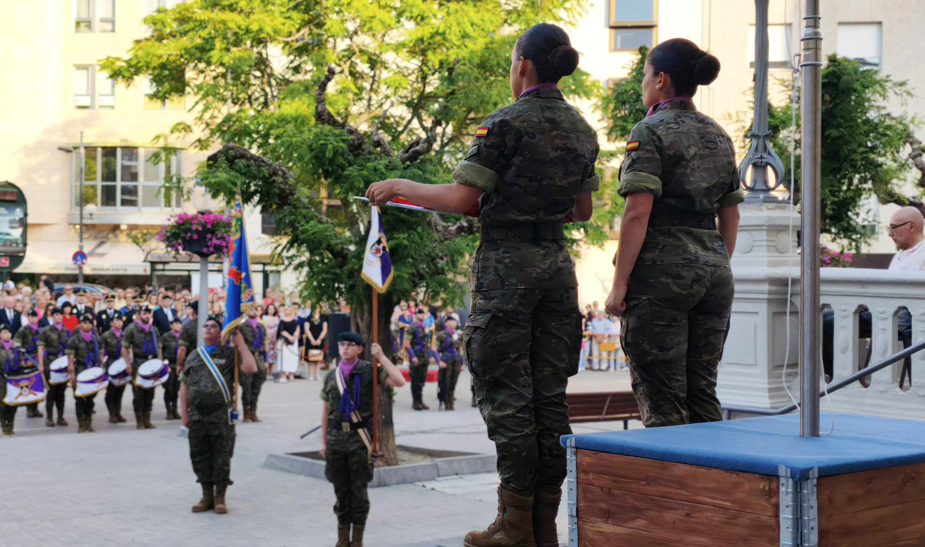 Arriado de Bandera en Huesca en el Día de las Fuerzas Armadas. Foto María José Sampietro