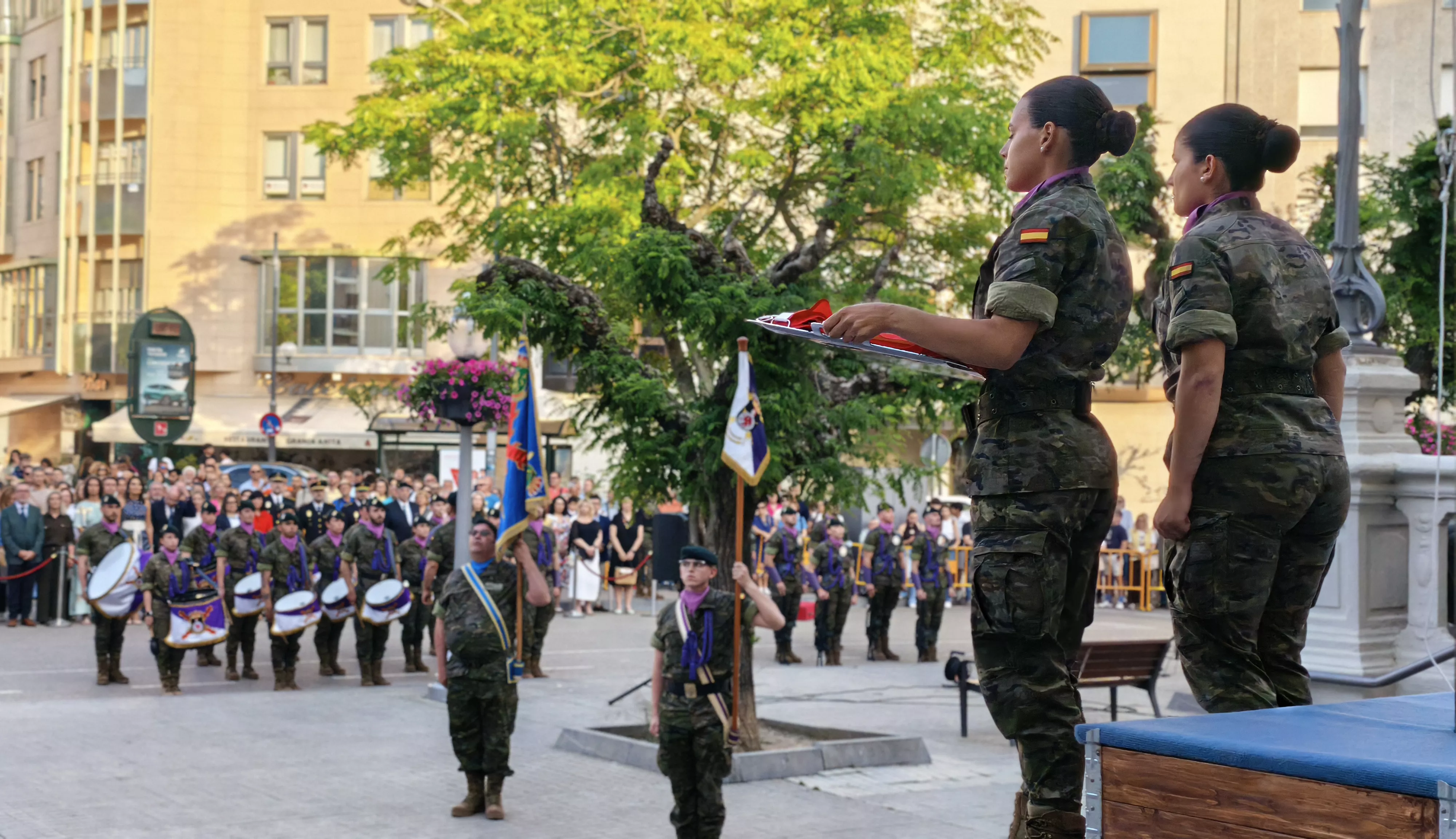 Arriado de Bandera en Huesca en el Día de las Fuerzas Armadas. Foto María José Sampietro