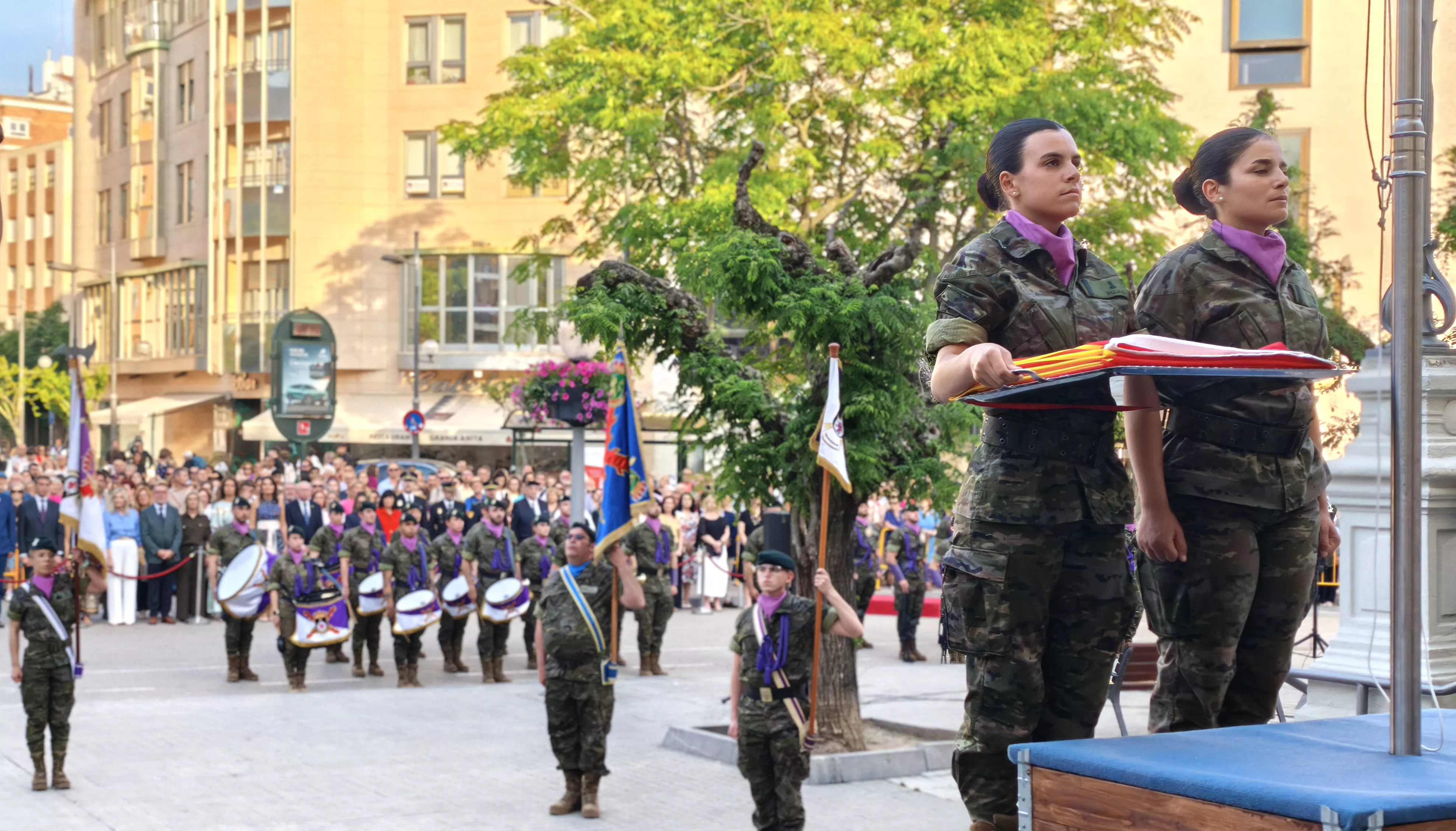 Arriado de Bandera en Huesca en el Día de las Fuerzas Armadas. Foto María José Sampietro