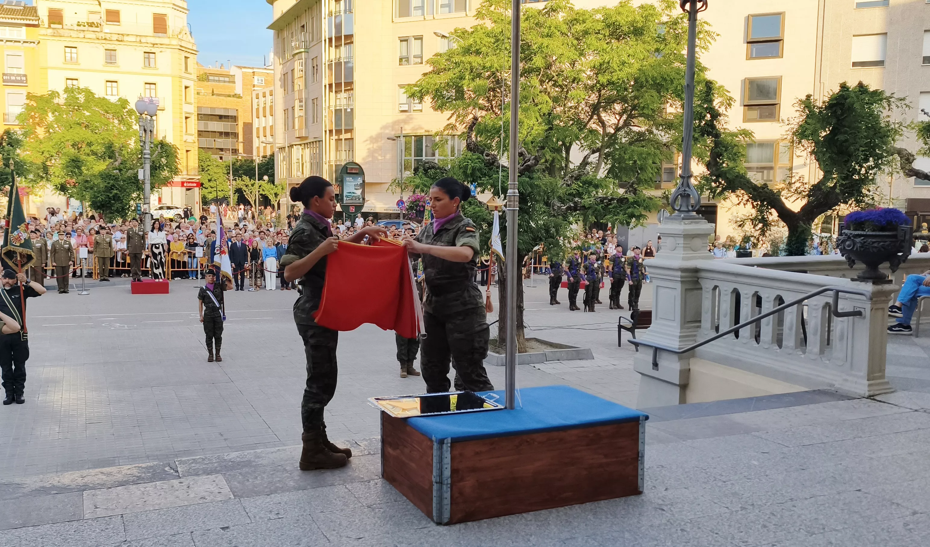 Arriado de Bandera en Huesca en el Día de las Fuerzas Armadas. Foto María José Sampietro
