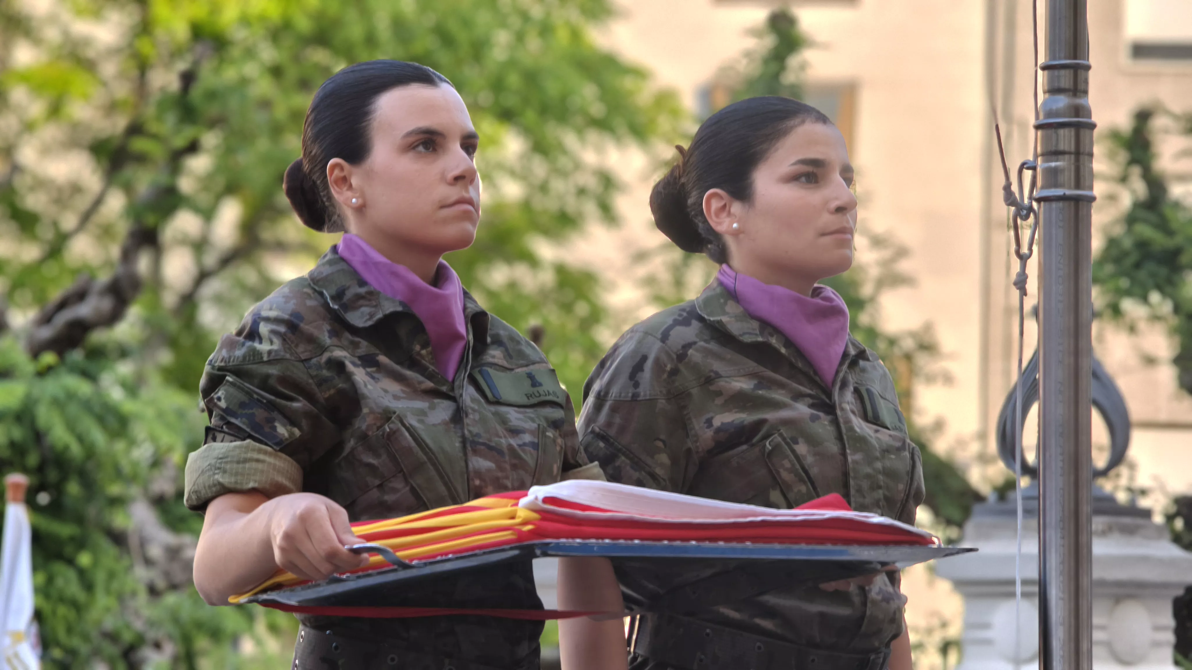Arriado de Bandera en Huesca en el Día de las Fuerzas Armadas. Foto María José Sampietro