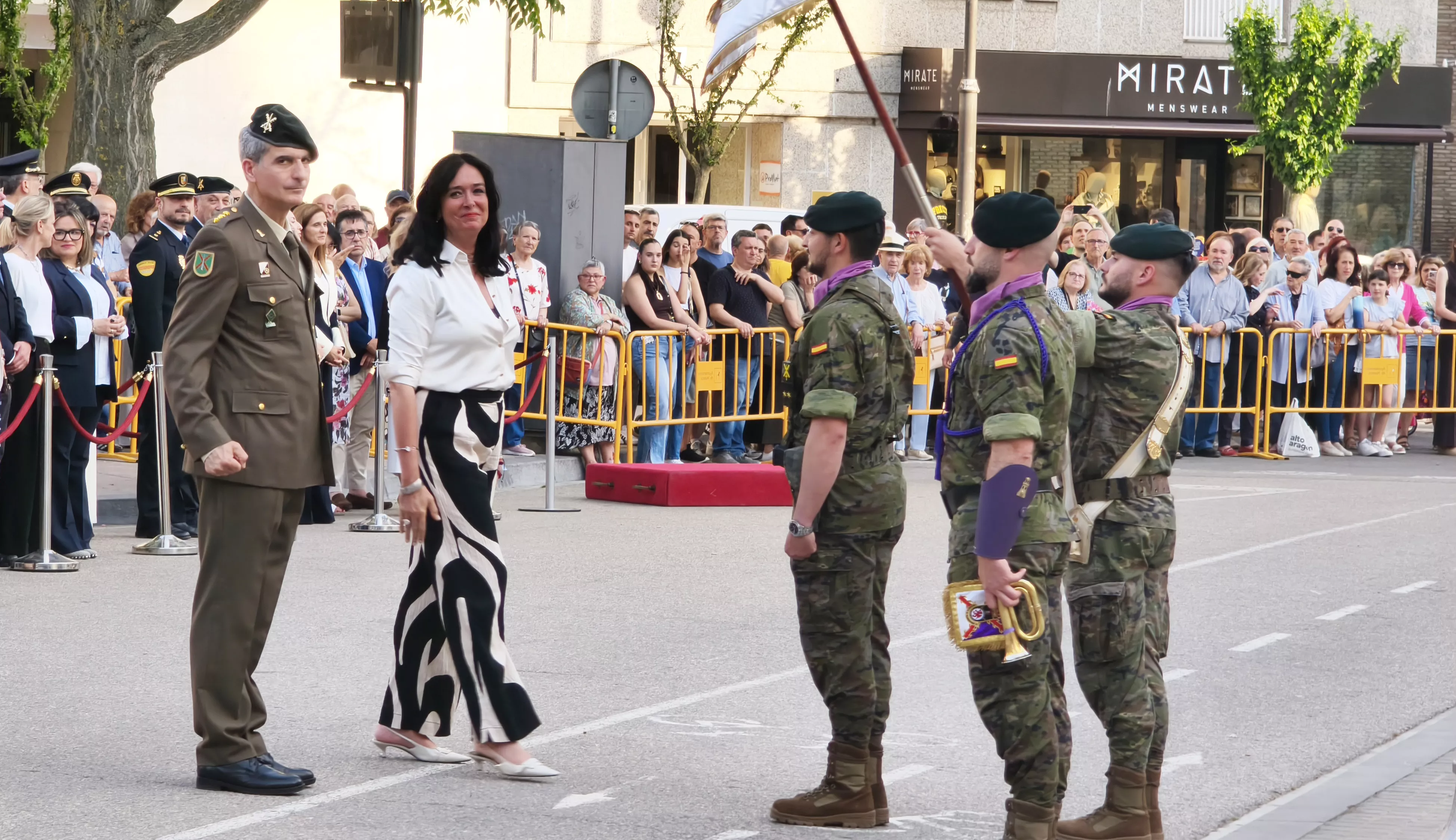 Arriado de Bandera en Huesca en el Día de las Fuerzas Armadas. Foto María José Sampietro