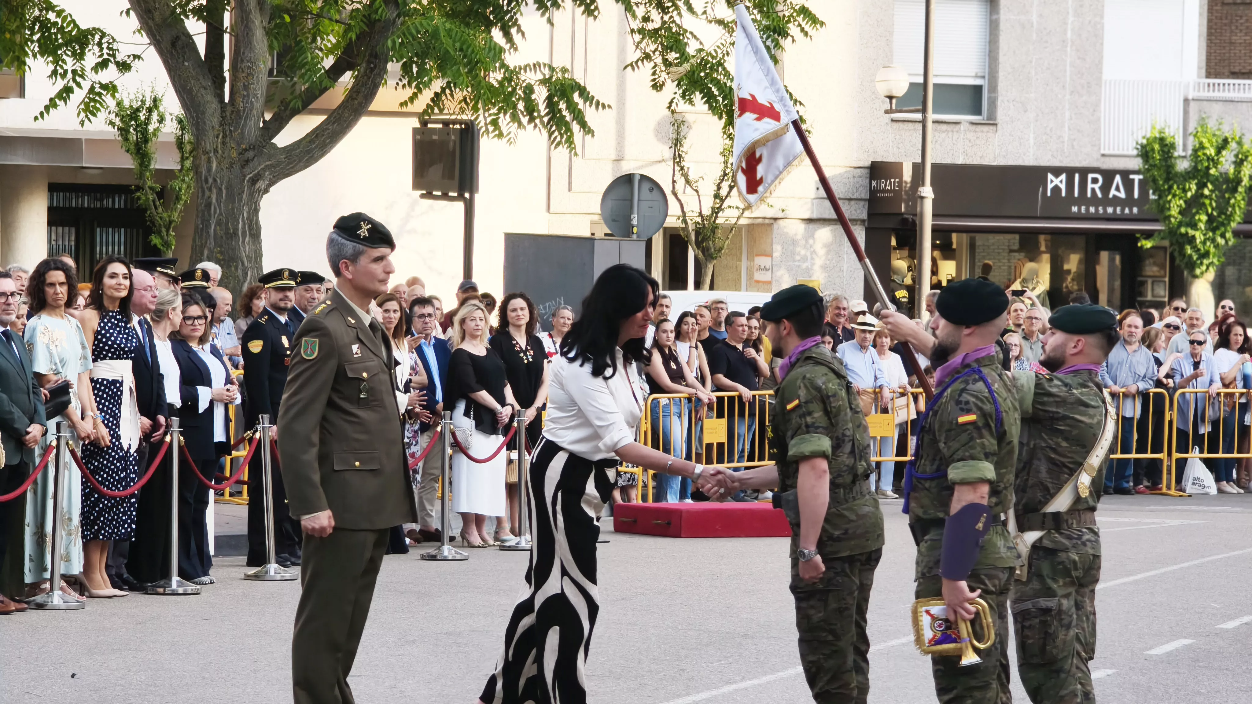 Arriado de Bandera en Huesca en el Día de las Fuerzas Armadas. Foto María José Sampietro