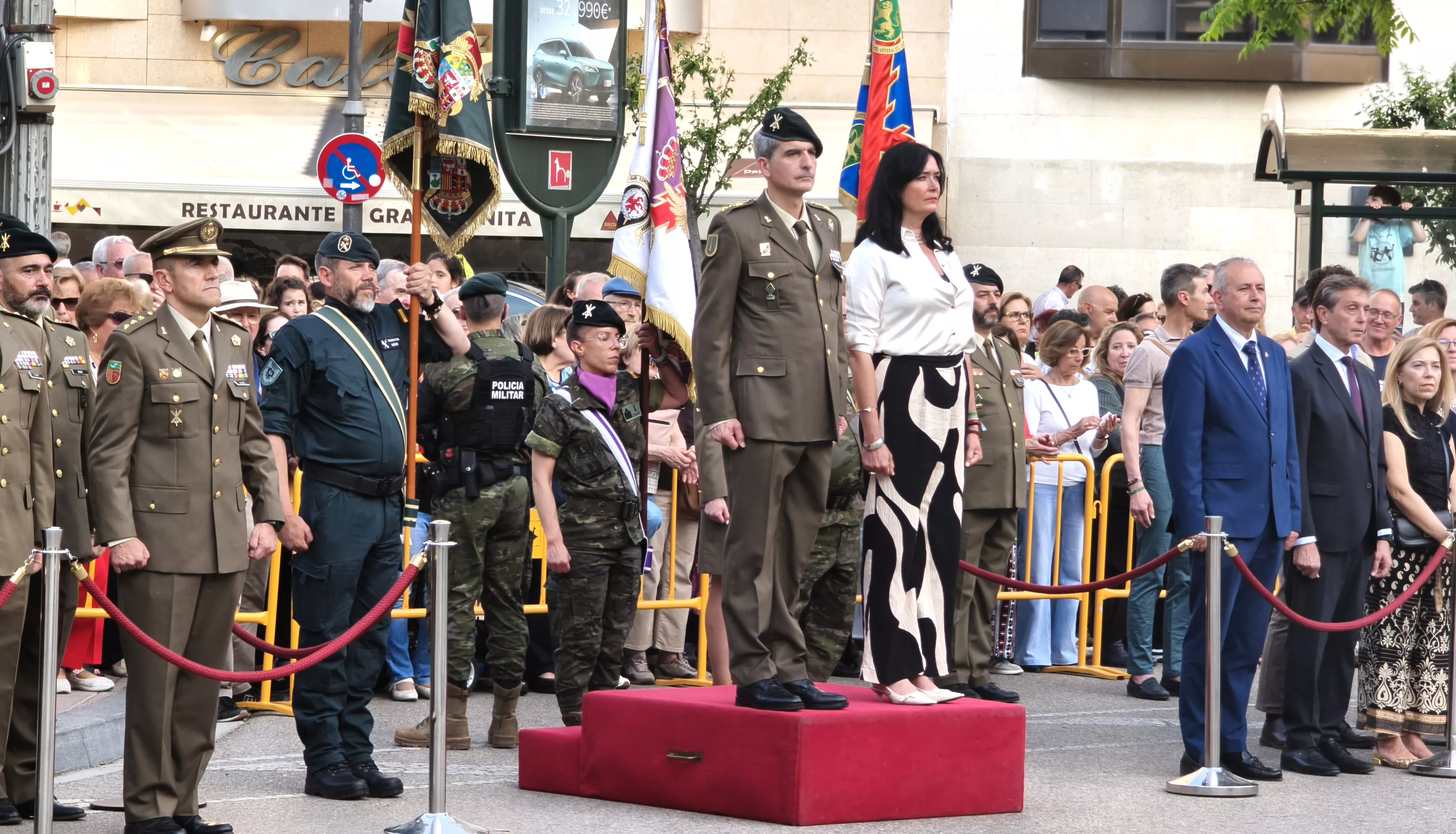 Arriado de Bandera en Huesca en el Día de las Fuerzas Armadas. Foto María José Sampietro