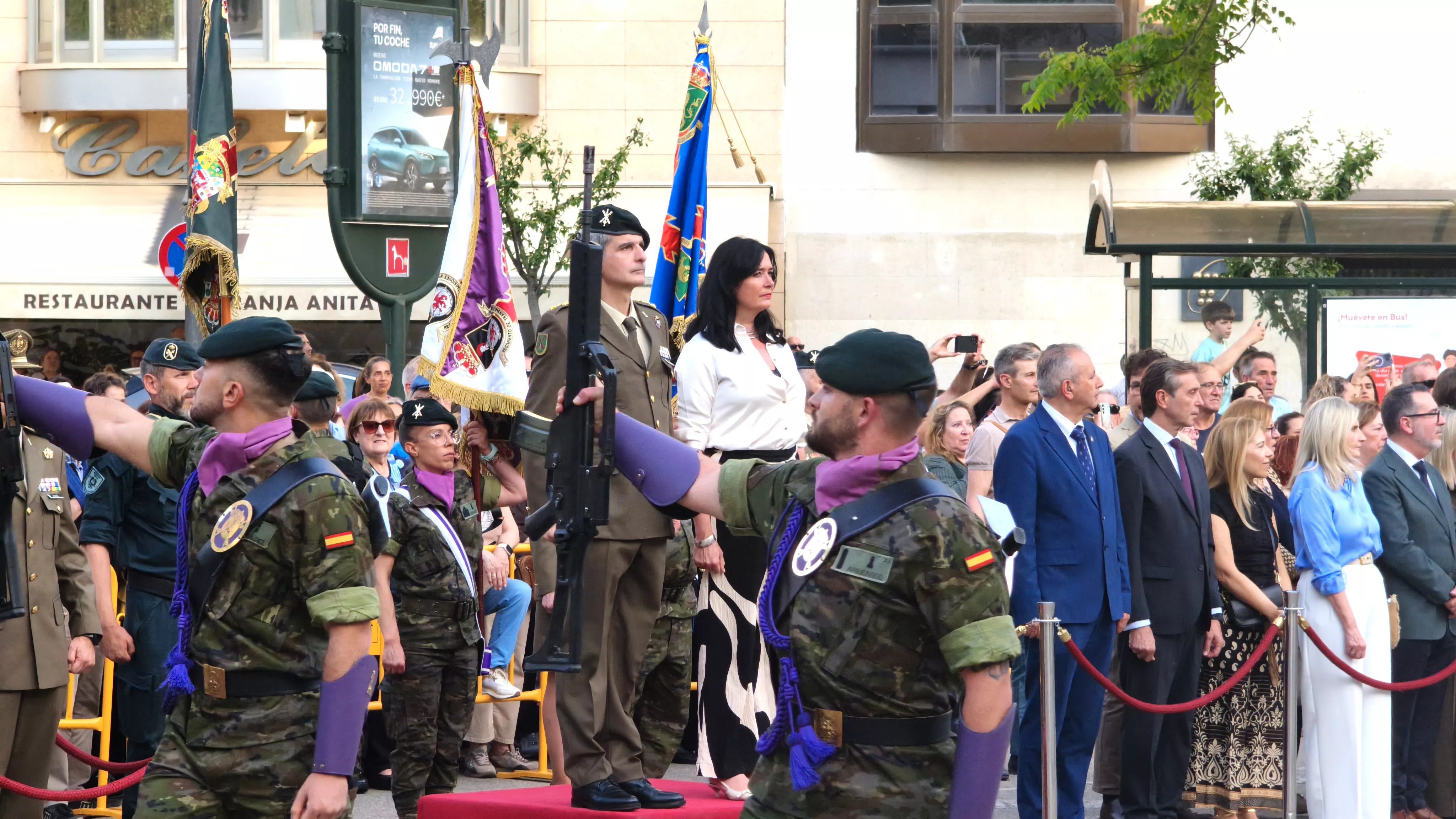 Arriado de Bandera en Huesca en el Día de las Fuerzas Armadas. Foto María José Sampietro