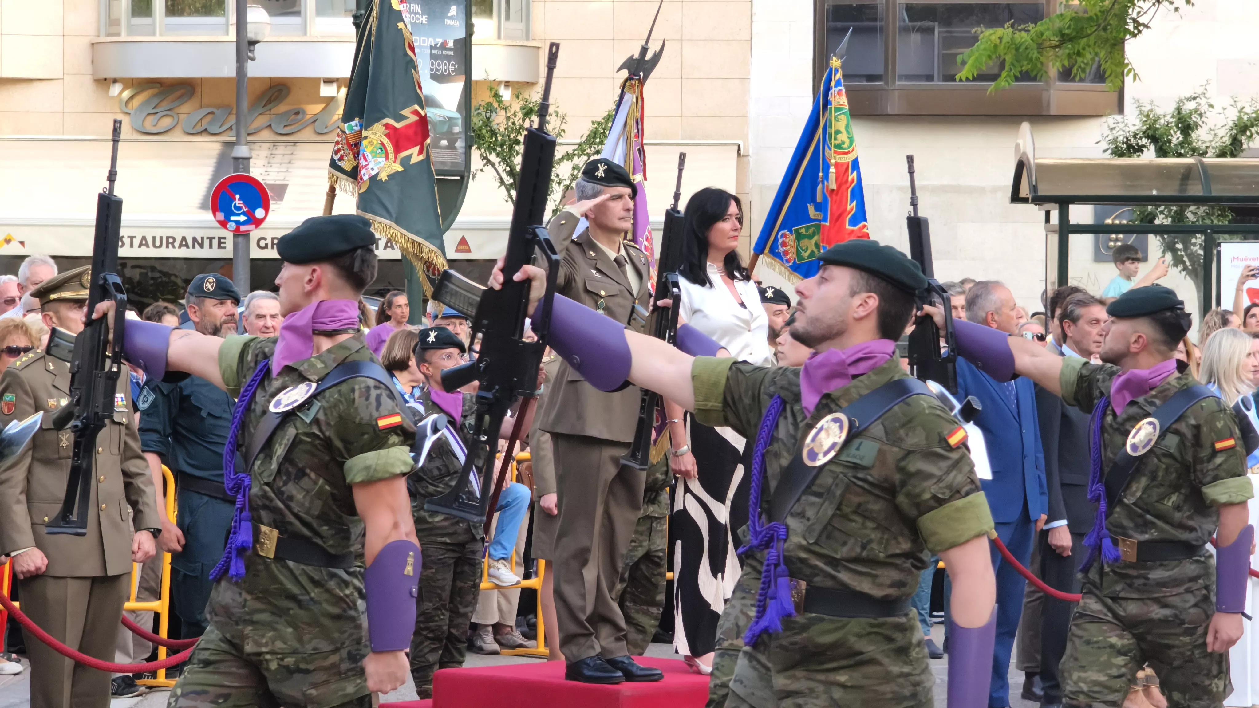 Arriado de Bandera en Huesca en el Día de las Fuerzas Armadas. Foto María José Sampietro