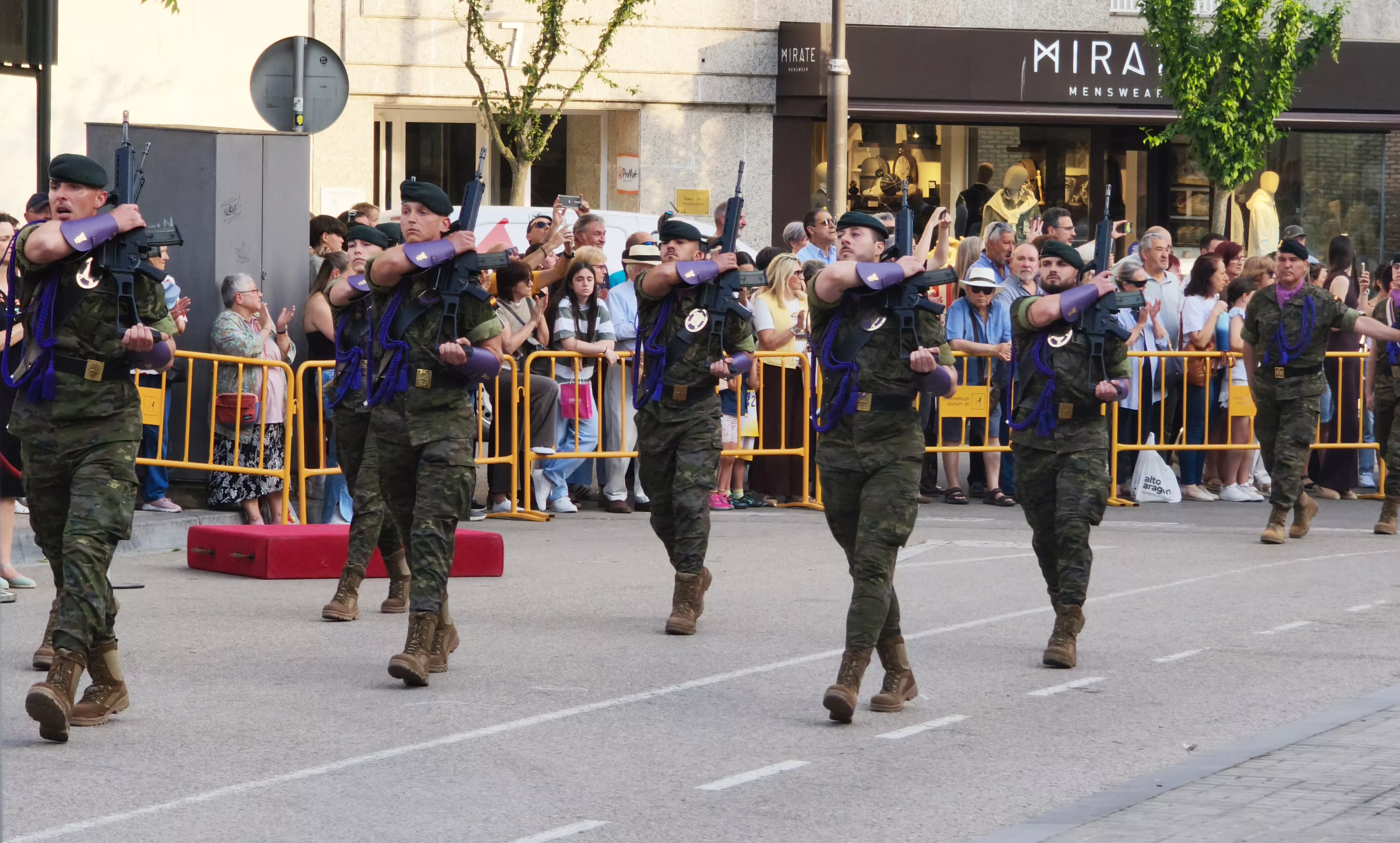 Arriado de Bandera en Huesca en el Día de las Fuerzas Armadas. Foto María José Sampietro