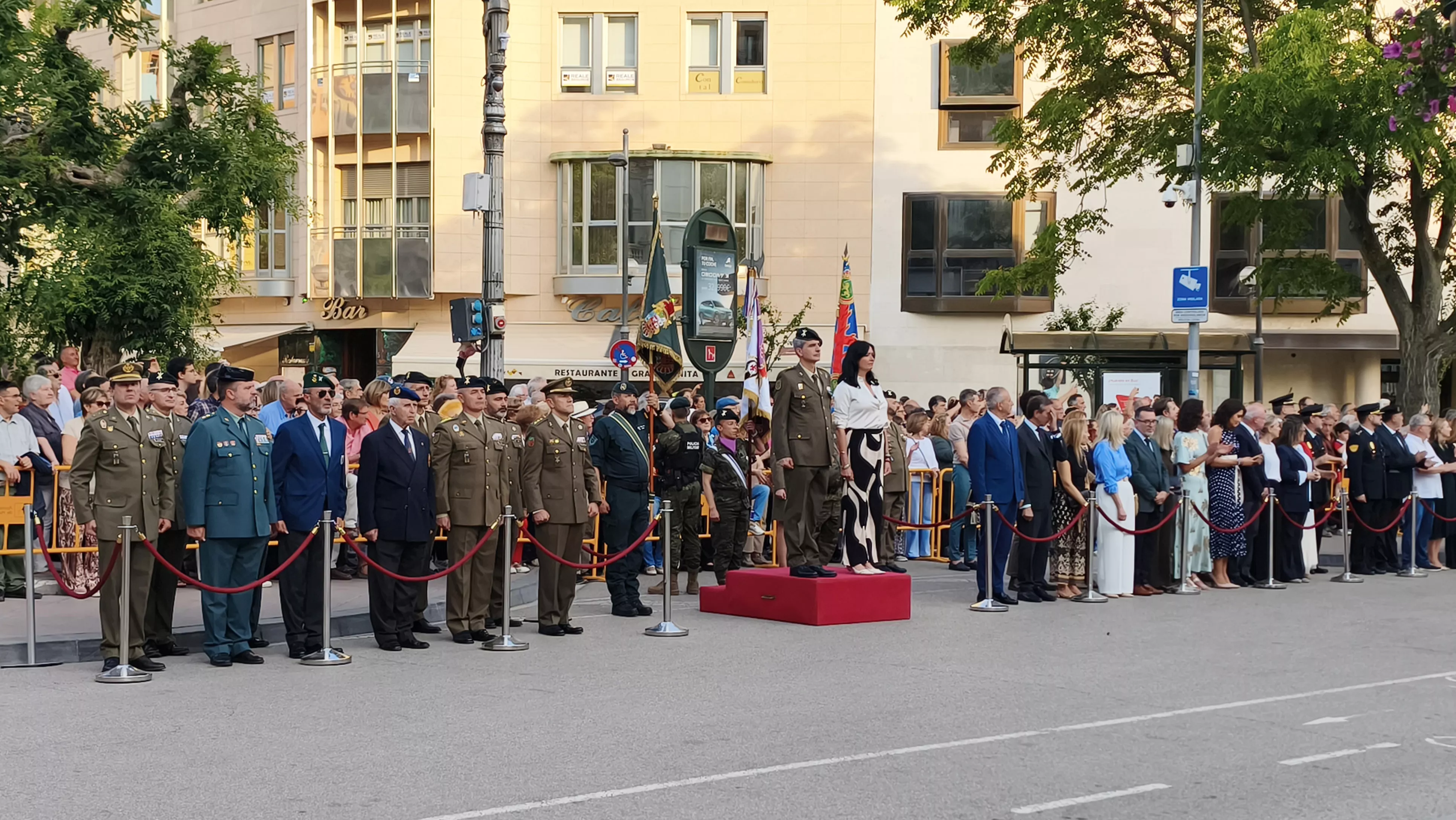 Arriado de Bandera en Huesca en el Día de las Fuerzas Armadas. Foto María José Sampietro